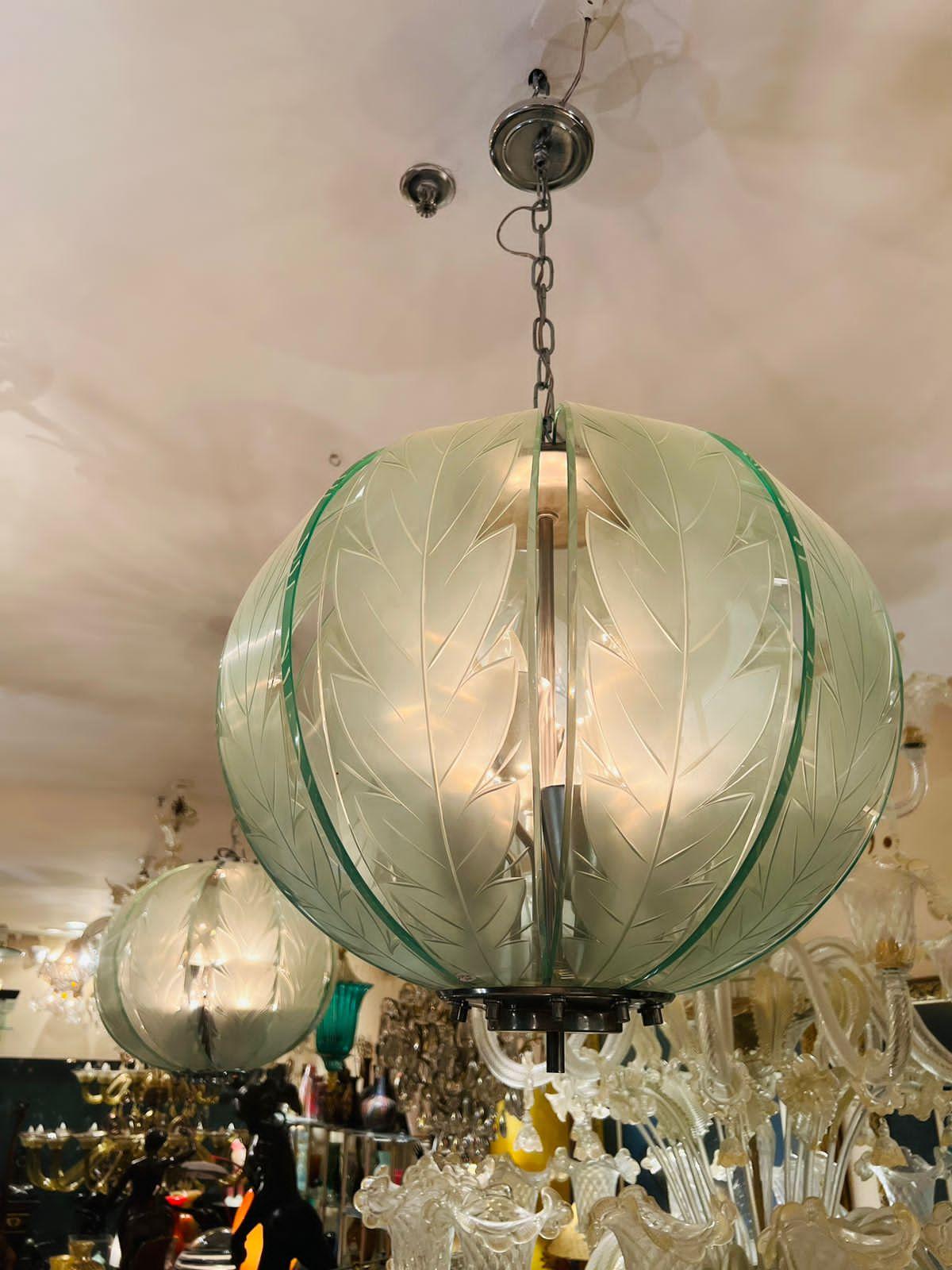 Fontana Arte pair of italian chandeliers in engraved glass and metal circa 1950 In Good Condition For Sale In Rio De Janeiro, RJ