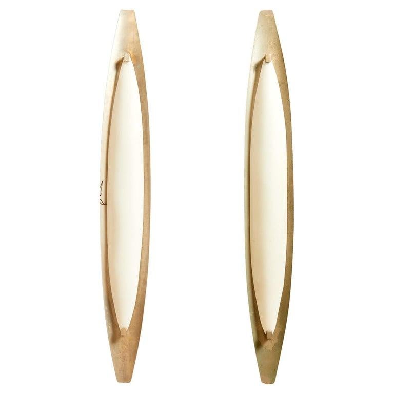 Fontana Arte
Coppia di lampade da parete,
Elencato nel libro Arredamento Moderno,
Bronzo e vetro,
Circa 1960, Italia.
Altezza 72 cm, larghezza 10 cm, profondità 6 cm.