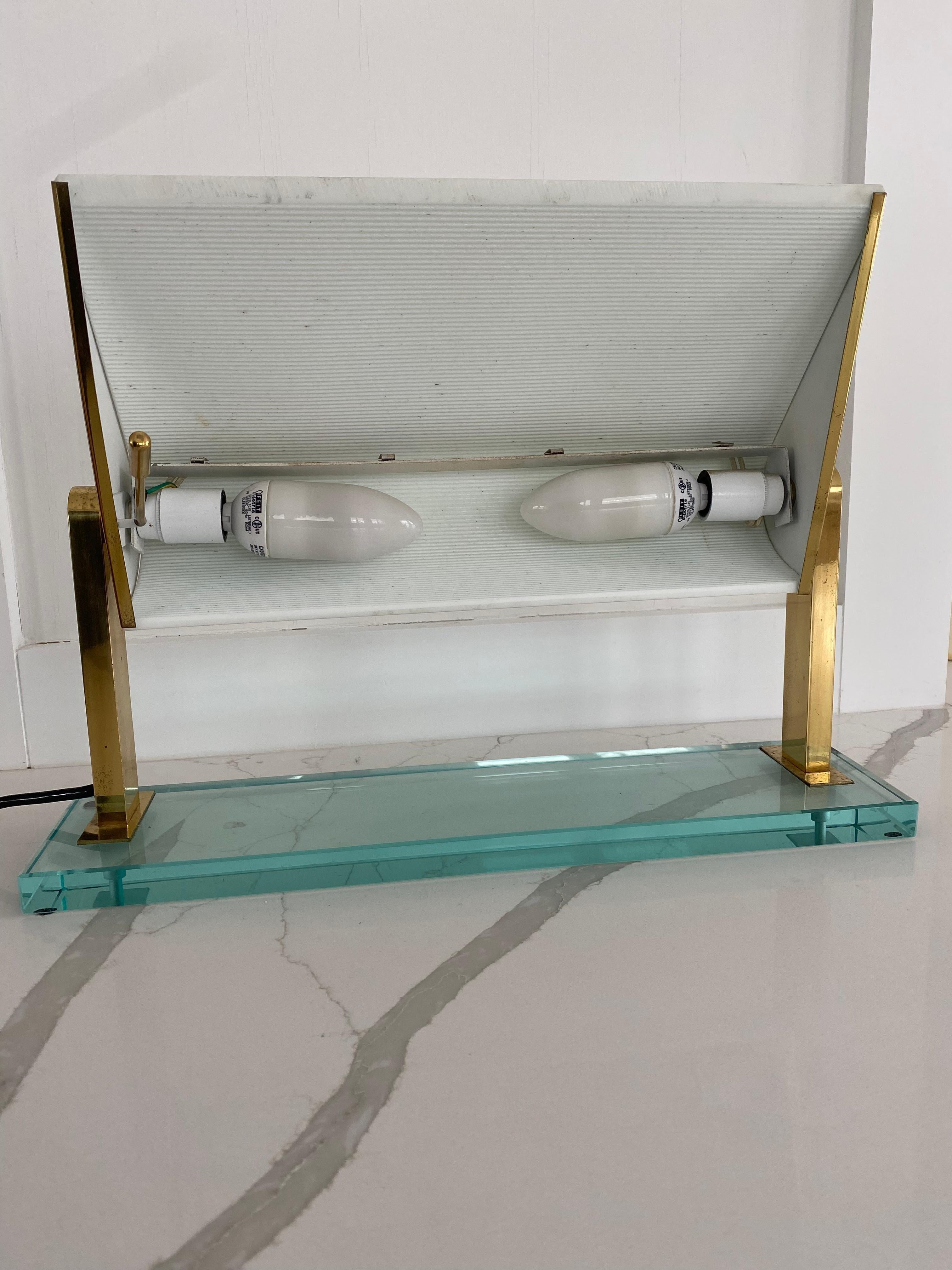 Verre Fontana Arte Pietro Chiesa lampe de bureau à base en cristal et structure en laiton verre au lait en vente