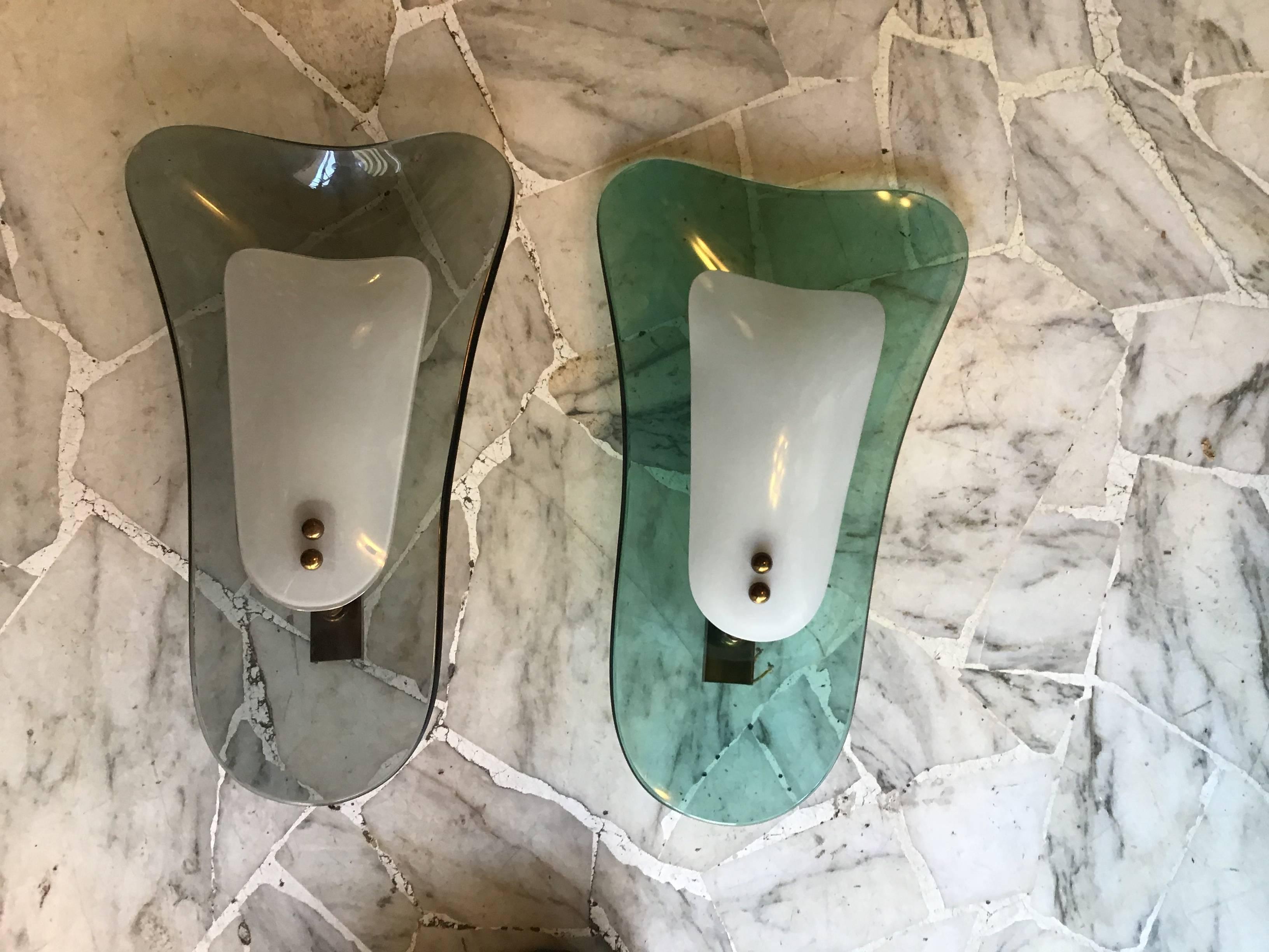 Exceptional sconces Fontana Arte 1960, one emerald green color, and one gray color. Glass and brass.