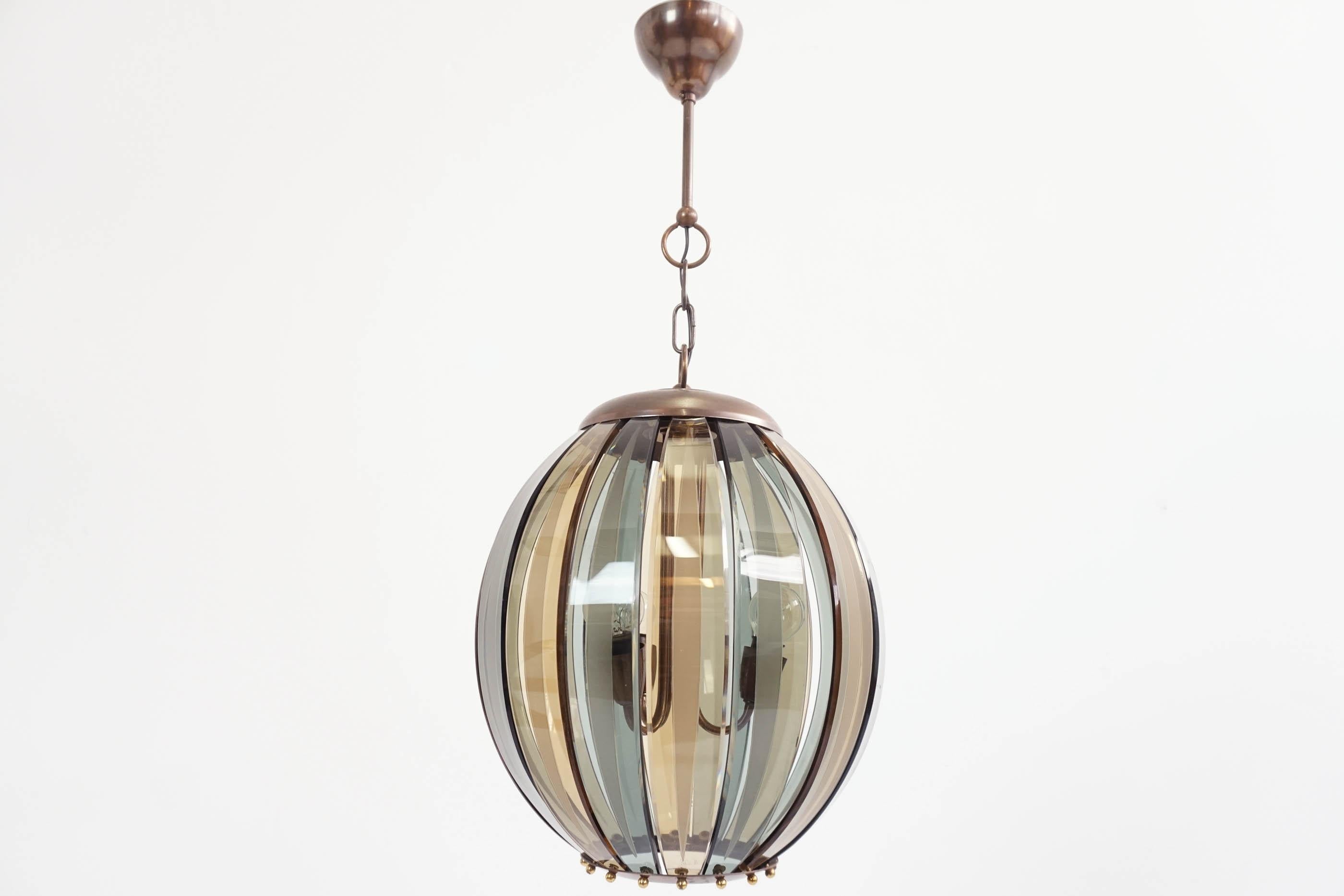 Late 1940 chandelier in super elegant light colored curve glass.
Attributed to Fontana Arte production and Pietro Chiesa design.