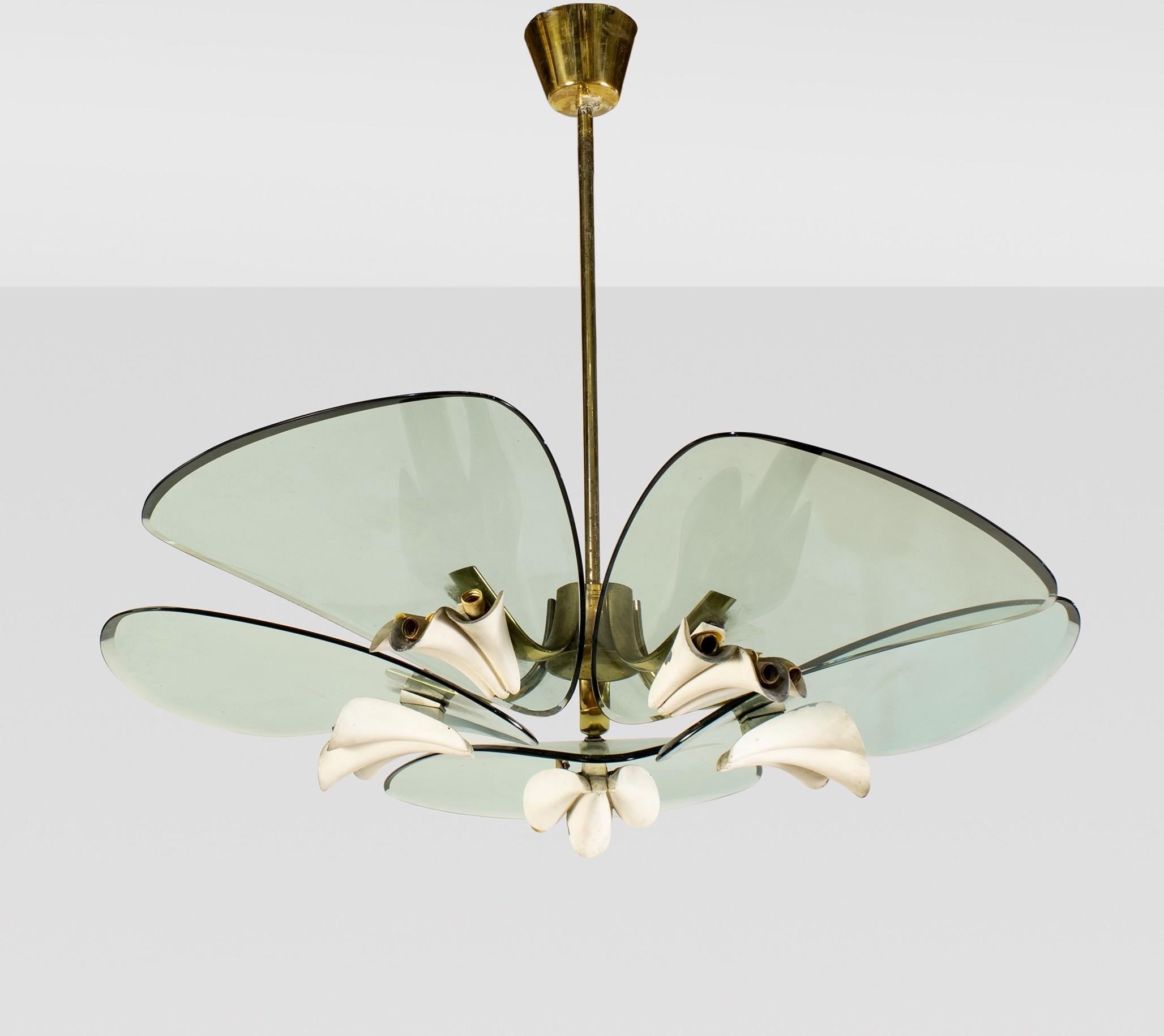 Fantastic and rare Fontana Arte chandelier with five large ground crystal petals. Elegant brass frame with 15 ivory painted aluminium light holders in excellent vintage condition. There are 15 E 14 light bulbs.
This piece is attributed to Fontana