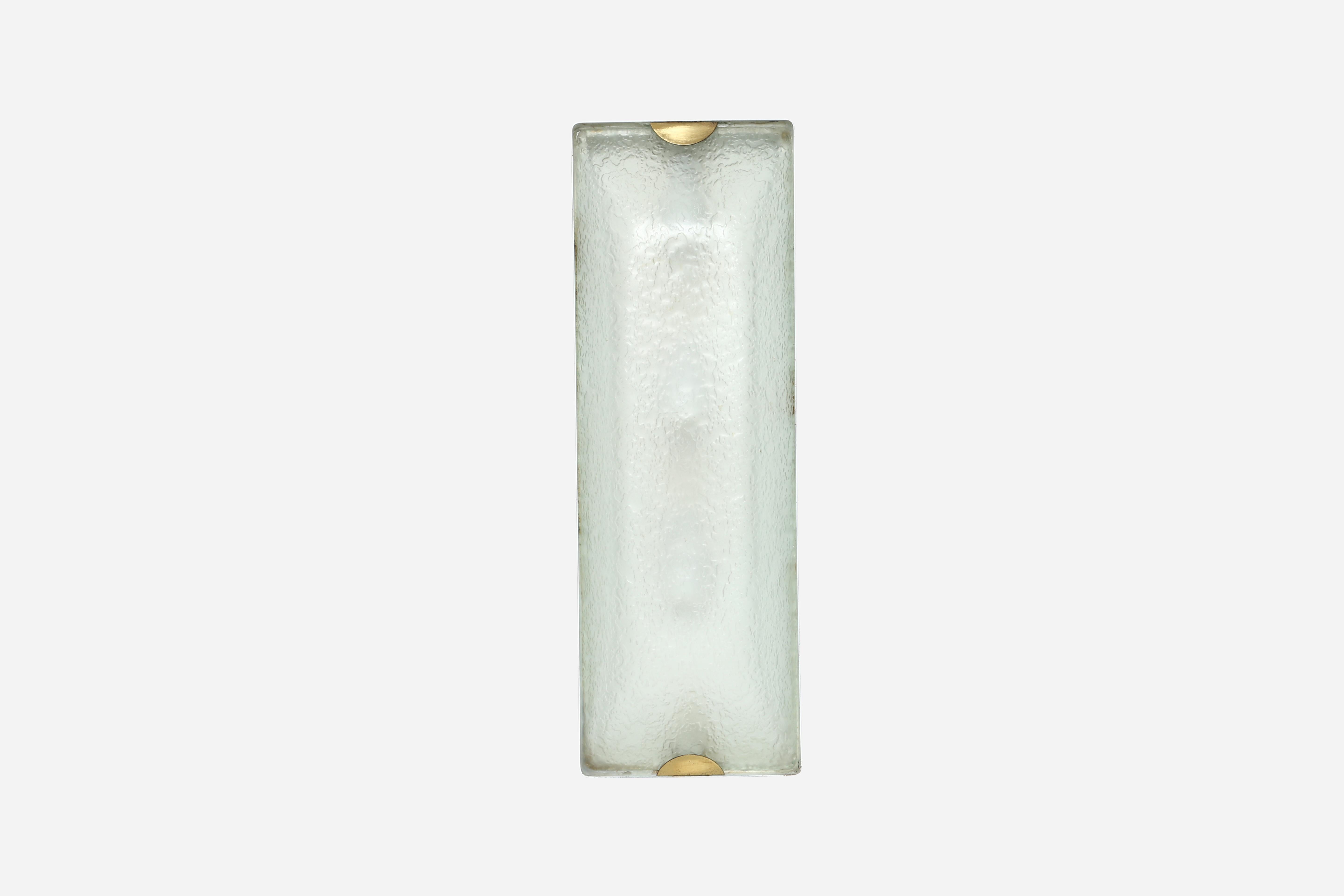Fontana Arte rechteckige Decken- oder Wandleuchte zur flachen Montage.
Italien 1960er Jahre.
Strukturiertes Glas, Messing, Metall.
Rewired for US. 
Für 3 Kandelaber-Glühbirnen geeignet.

