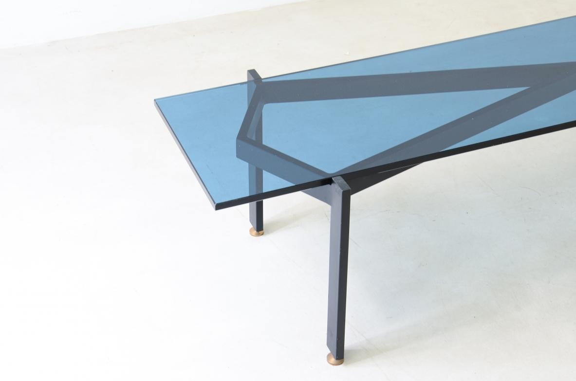 20ième siècle Table basse raffinée Fontana Arte avec plateau en verre bleu épais en vente
