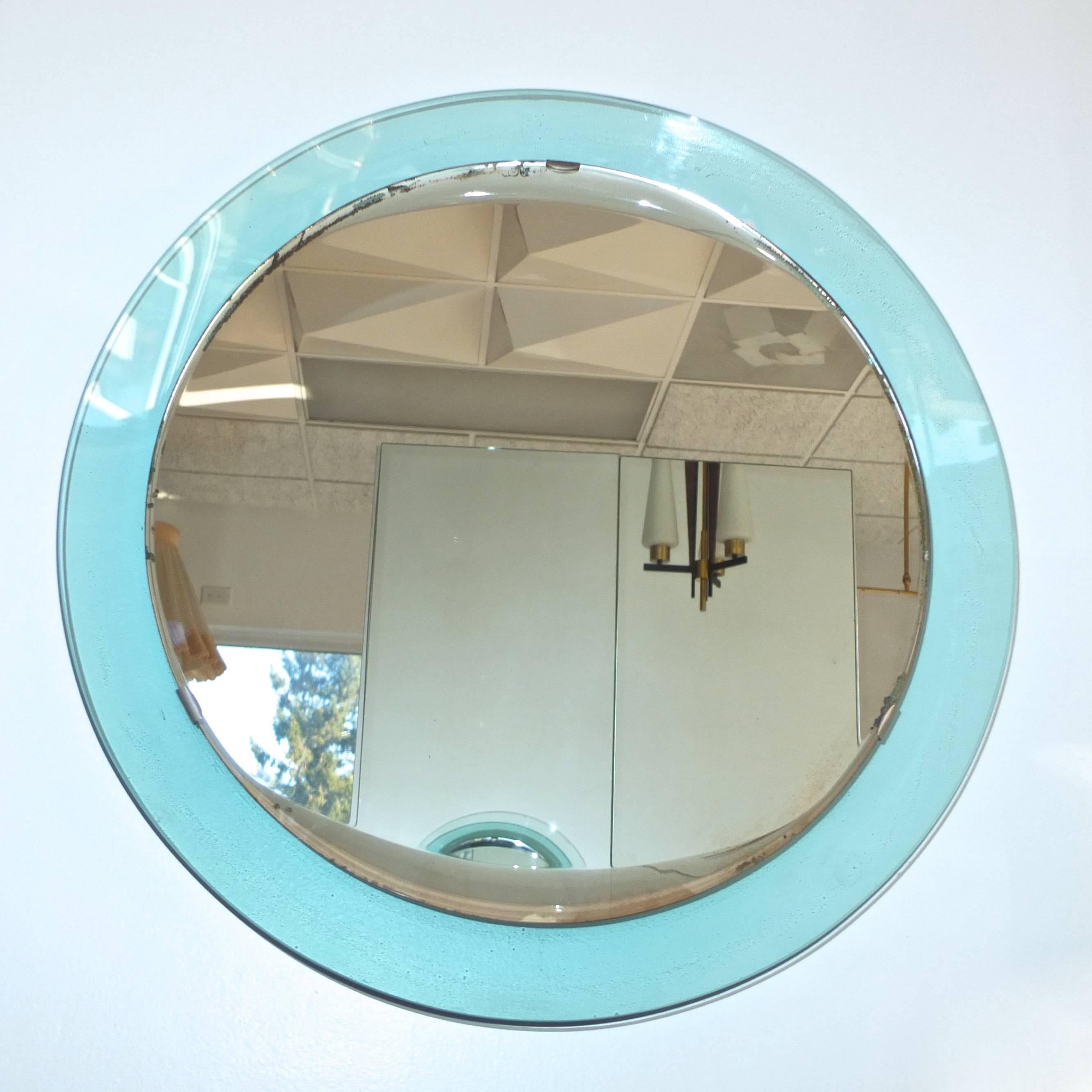 Miroir concave peu profond vert pâle de Fontana Arte, conçu par Pietro Chiesa.

Bol vert de 23 pouces de diamètre, verre miroir de 19 pouces de diamètre avec un biseau de style 