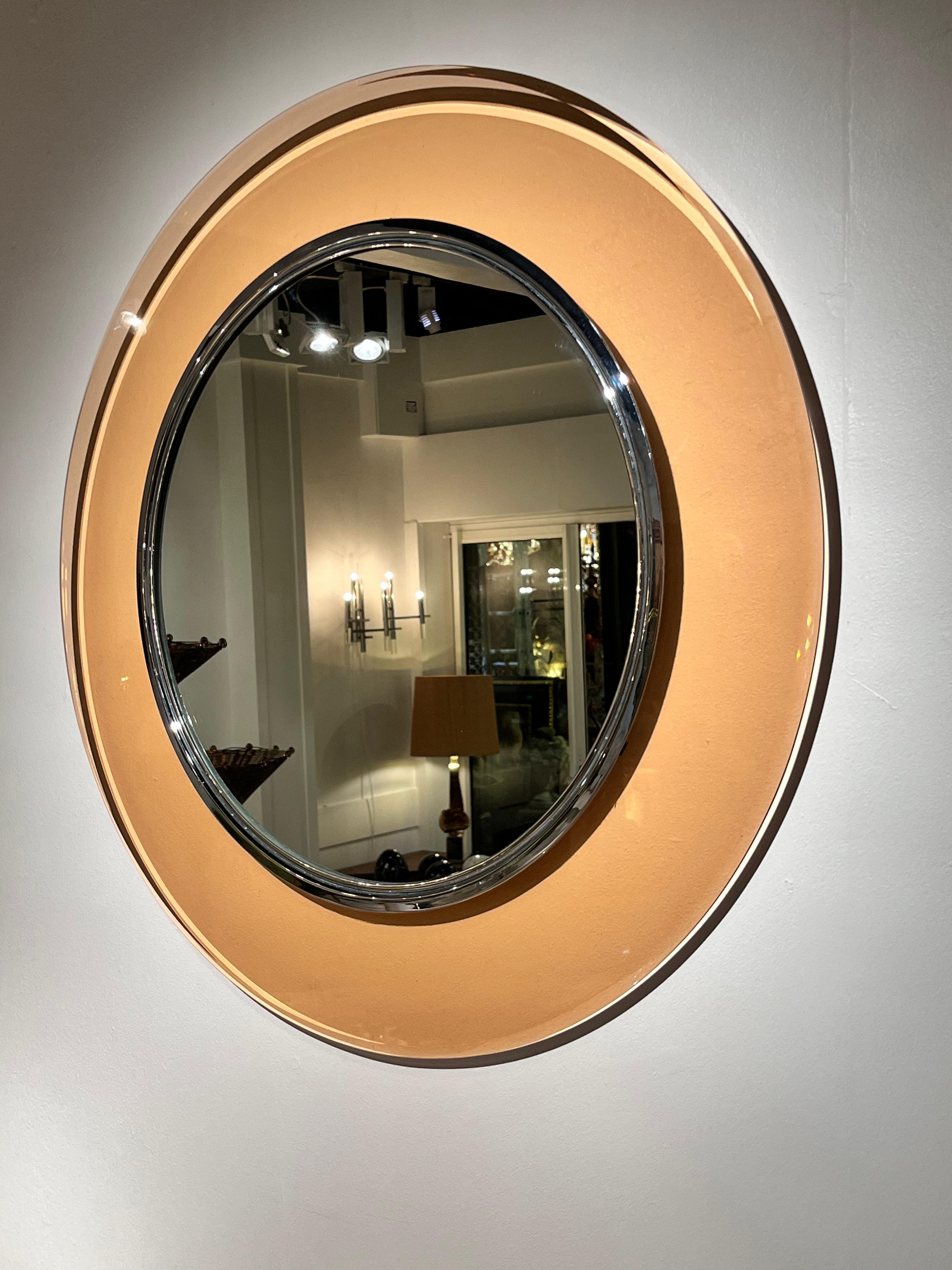 Fontana Arte
Miroir rond modèle '1669' de Max Ingrand
Verre biseauté dans un cadre en laiton au centre, avec un cadre en verre concave orange
Italie, années 1960
Diamètre : 62 cm
Profondeur : 2 cm