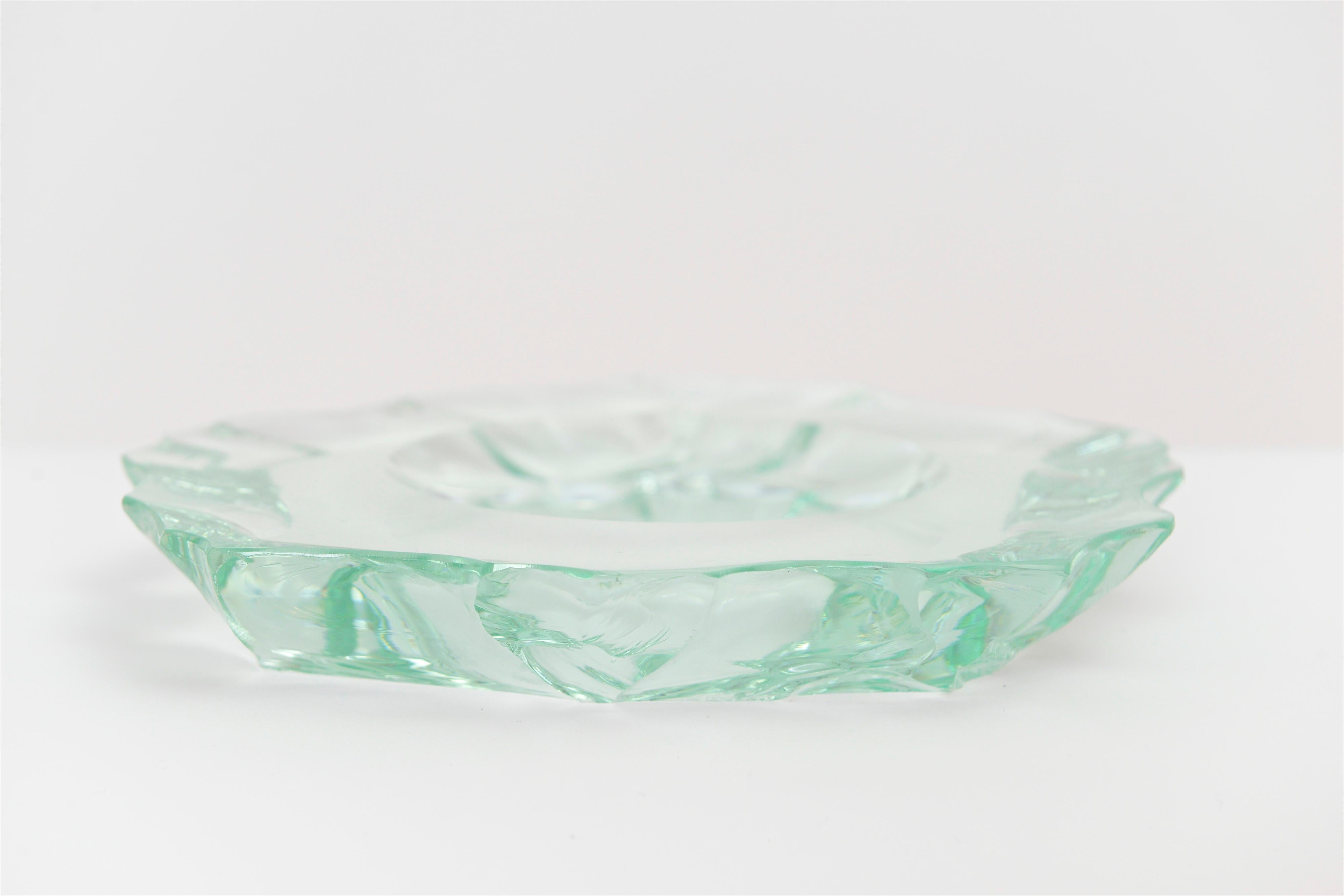 A beautiful ‘scalpellato’ glass dish or vide-poche designed by Pietro Chiesa for Fontana Arte, circa 1940. The color and clarity of the glass, with its ‘chiseled’ outer edges, catch and refract the light beautifully. A truly chic object from 1940s