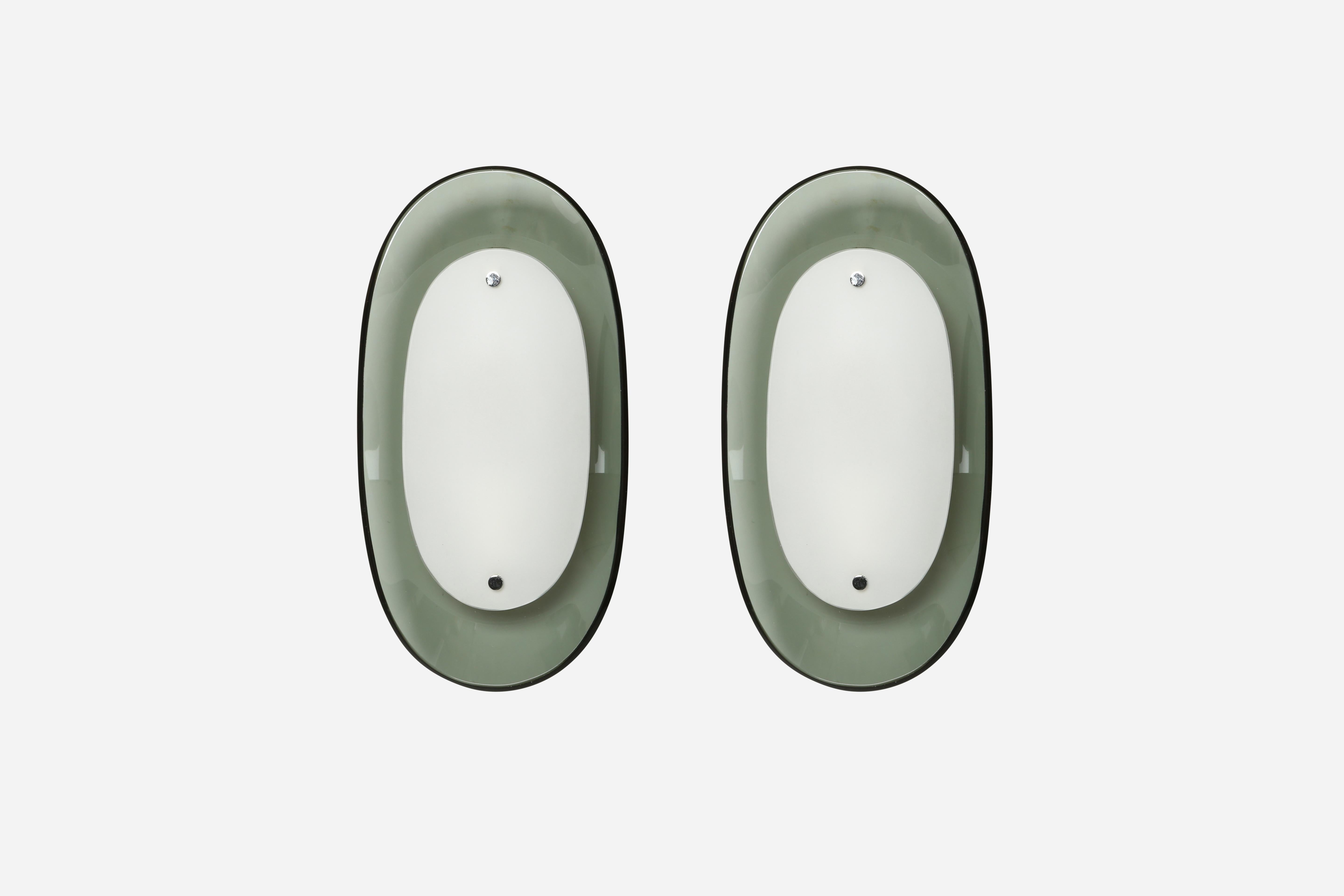 Fontana Arte sconces model 1941.
Designed and manufactured in Italy in 1960s.
Green glass and white opaline glass, enameled metal frame.
1 candelabra socket each.
FREE US rewiring upon request.
Price is for 1 pair.
2 pairs are available.
FREE US
