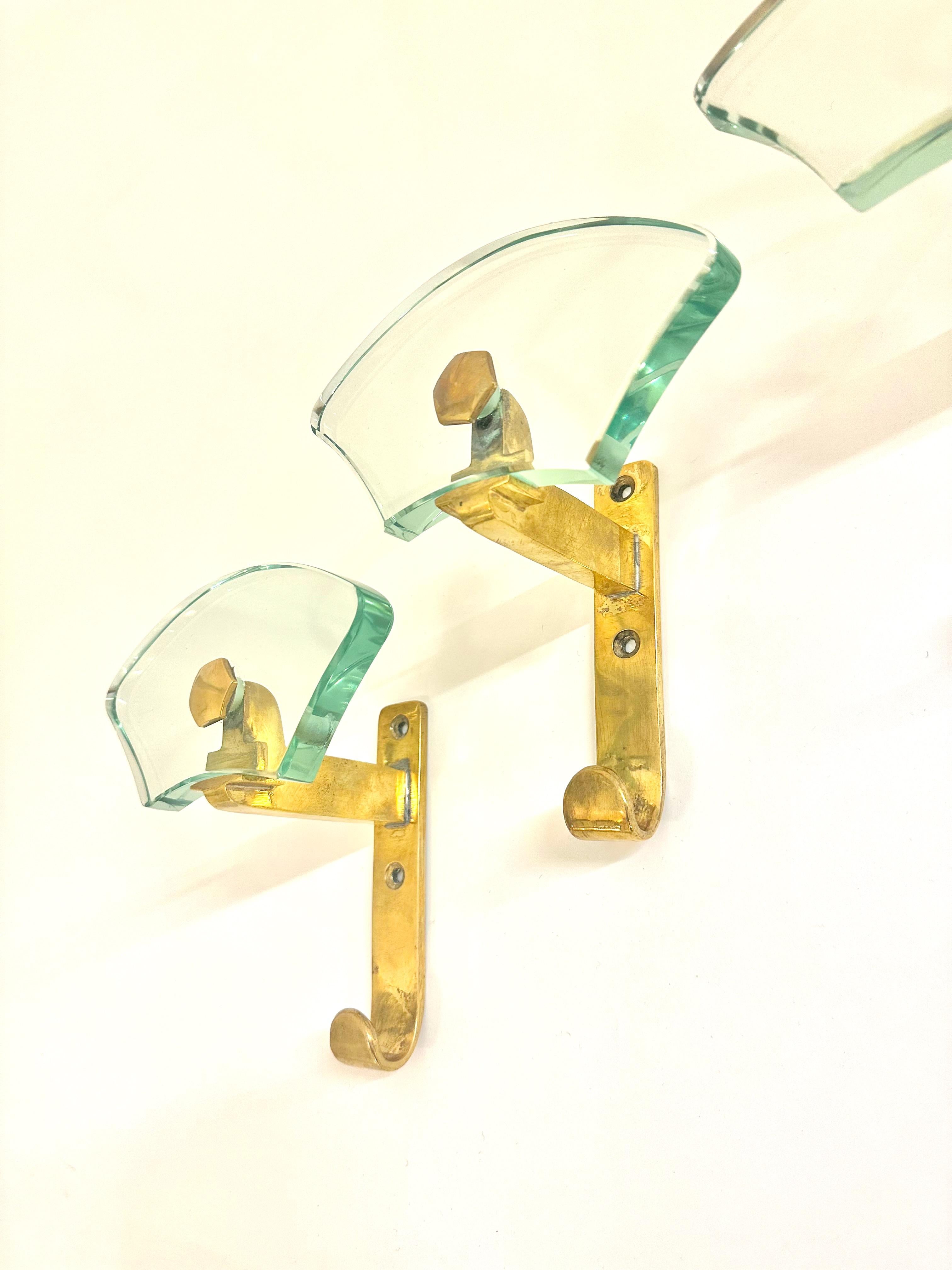 Mid-Century Modern Fontana Arte  Ensemble de quatre verres et laiton patiné  Mur  Porte-manteaux .Italie. 1950