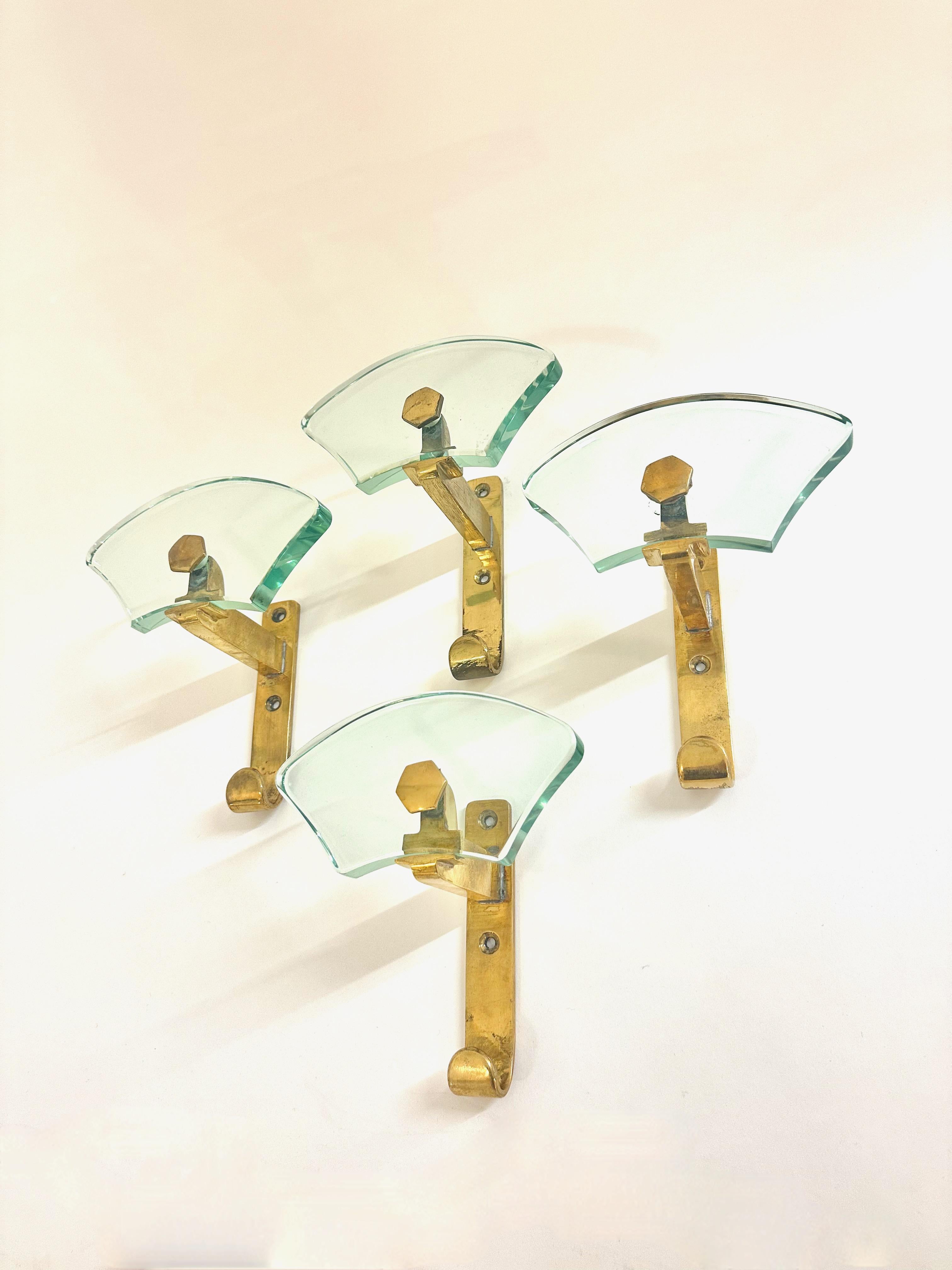Patiné Fontana Arte  Ensemble de quatre verres et laiton patiné  Mur  Porte-manteaux .Italie. 1950