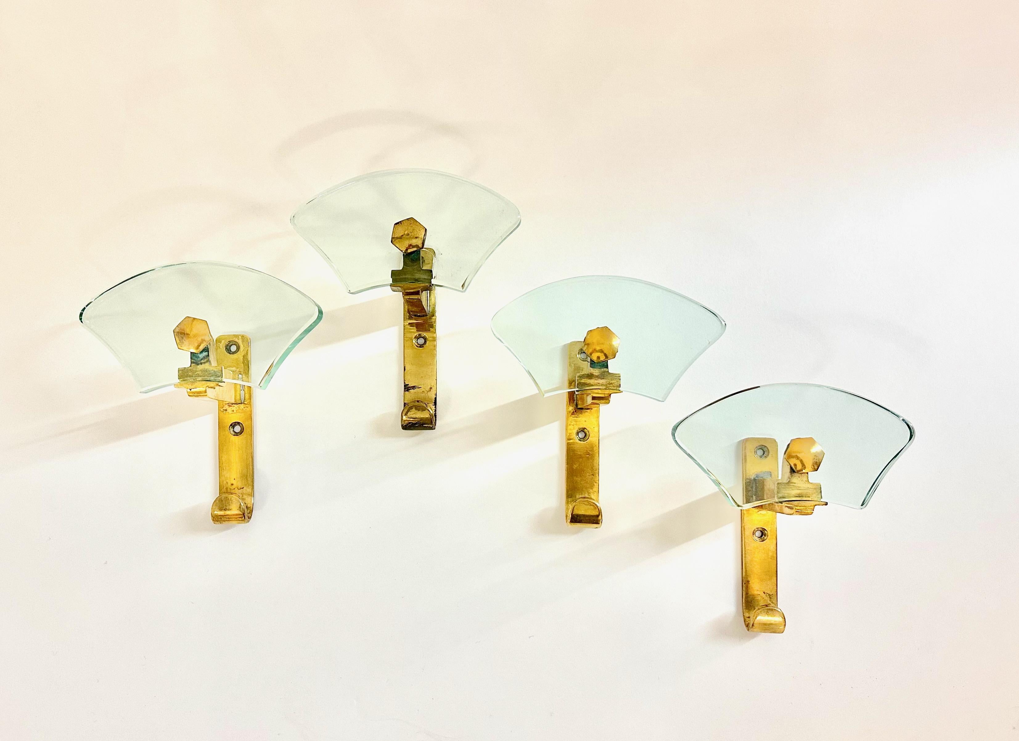 Milieu du XXe siècle Fontana Arte  Ensemble de quatre verres et laiton patiné  Mur  Porte-manteaux .Italie. 1950