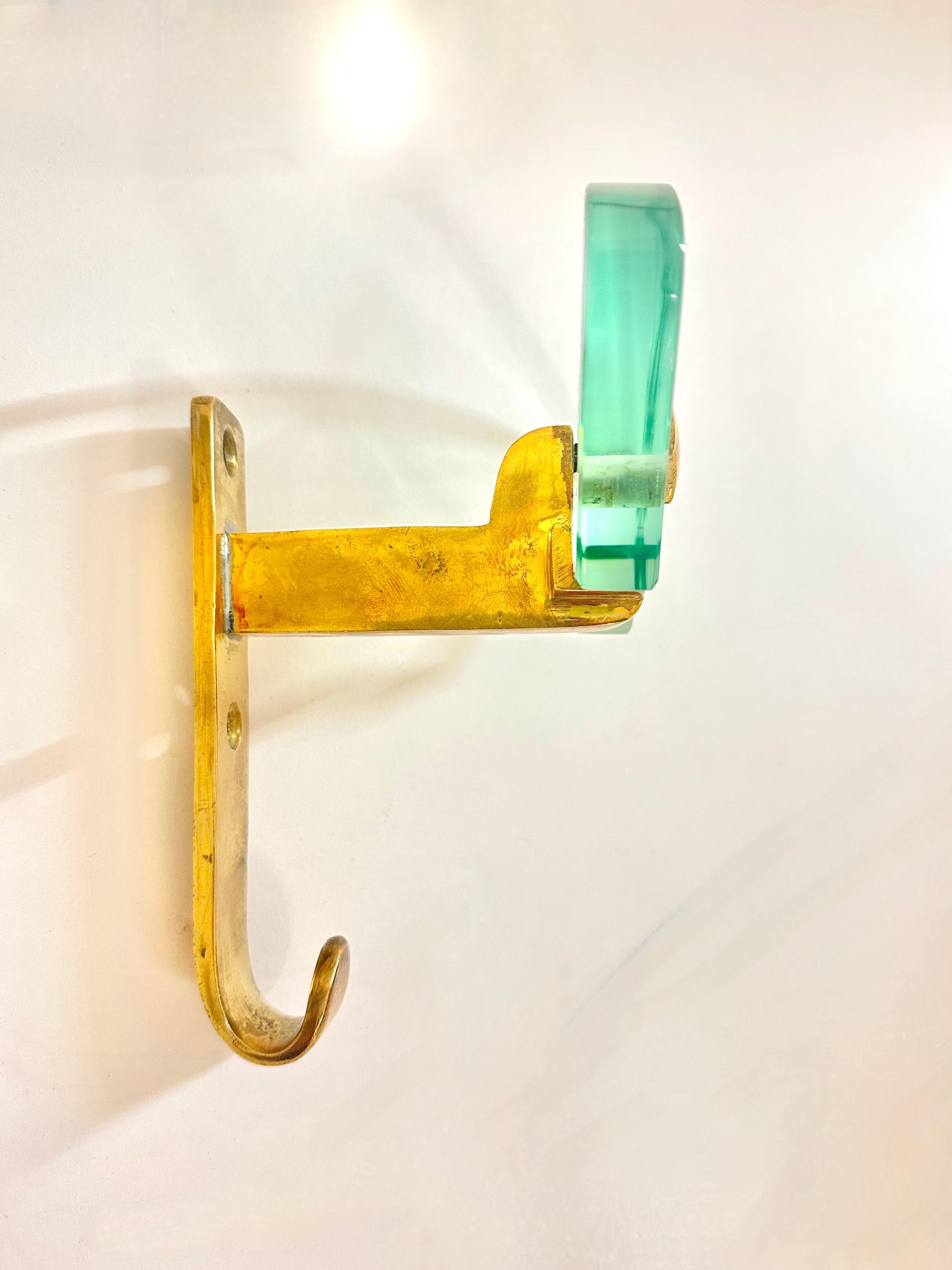 Laiton Fontana Arte  Ensemble de quatre verres et laiton patiné  Mur  Porte-manteaux .Italie. 1950
