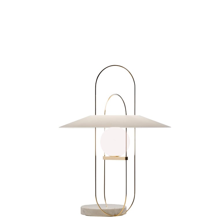 This is the name of the family of lighting fixtures that Francesco Librizzi, a young Sicilian architect working in Milan, has designed for the first time for FontanaArte. Setareh was born of the idea of giving form to light. The lamp is composed of
