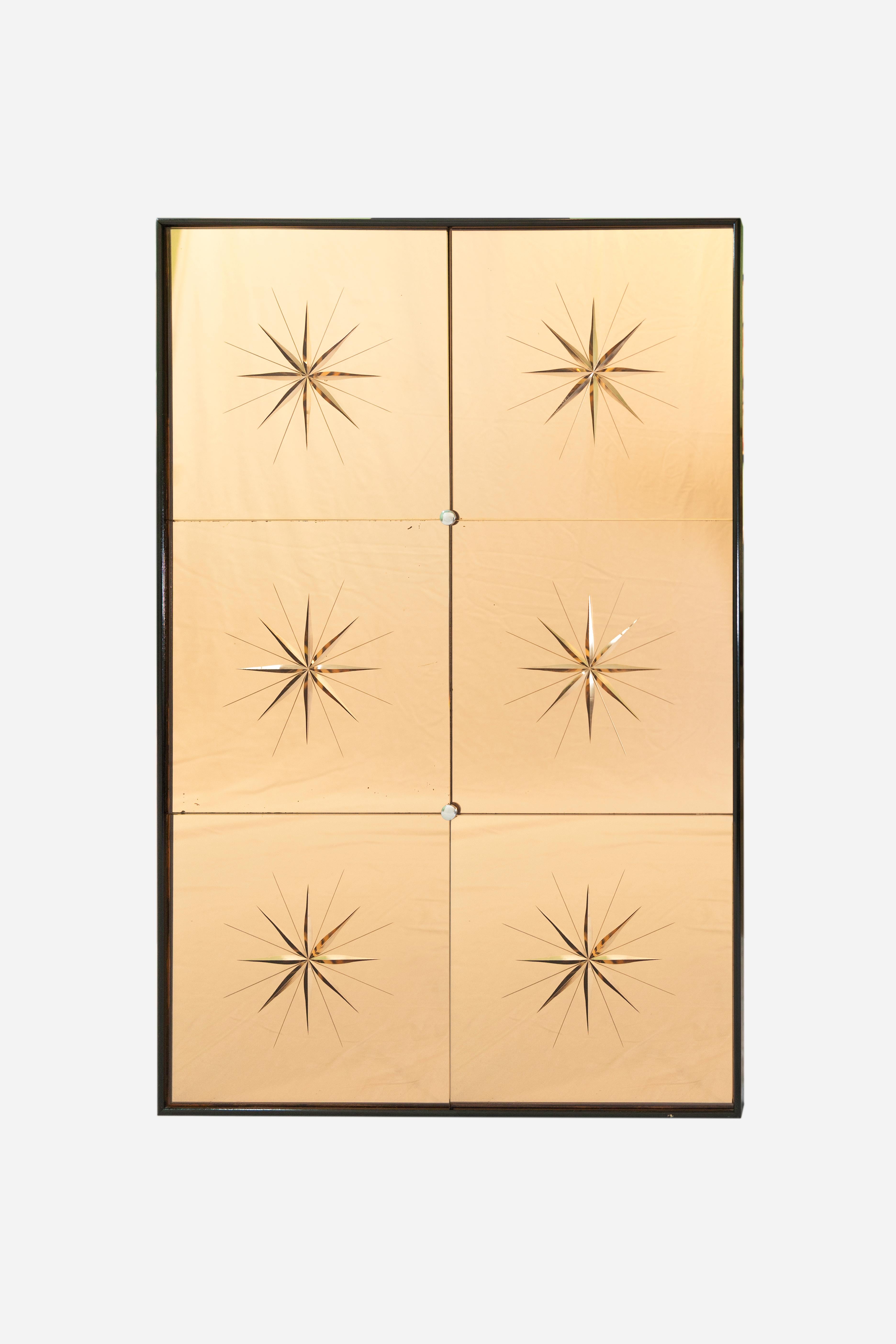 Fontana Arte (Italien)
Kreuzspiegel, ca. 1940er Jahre
Ein eleganter und seltener Spiegel von Fontana Arte, Italien, aus den 1940er Jahren. Das Stück besteht aus sechs quadratischen, goldfarbenen Spiegelgläsern, in die jeweils ein kompliziertes