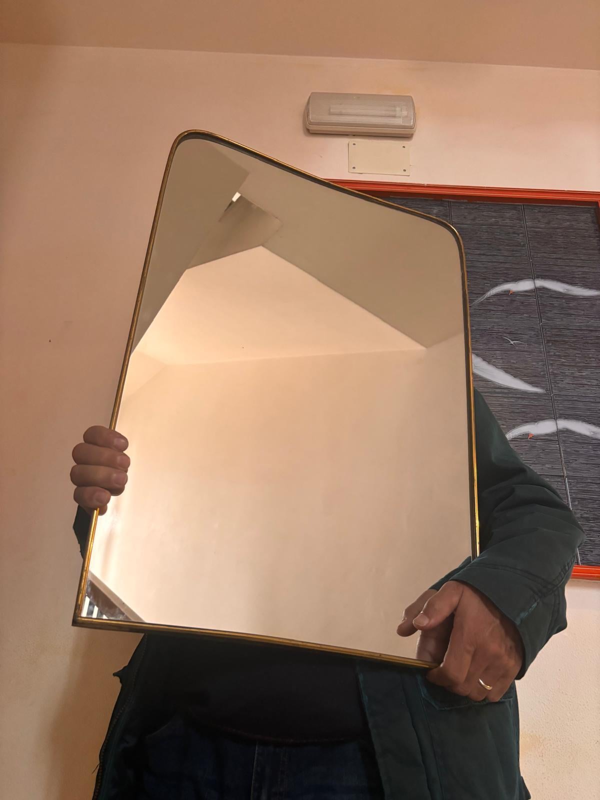 Este elegante espejo vintage presenta un fino y minimalista marco dorado con esquinas redondeadas que confieren al diseño un toque suave y refinado. La superficie reflectante ligeramente sombreada confiere un ambiente cálido y acogedor, lo que la