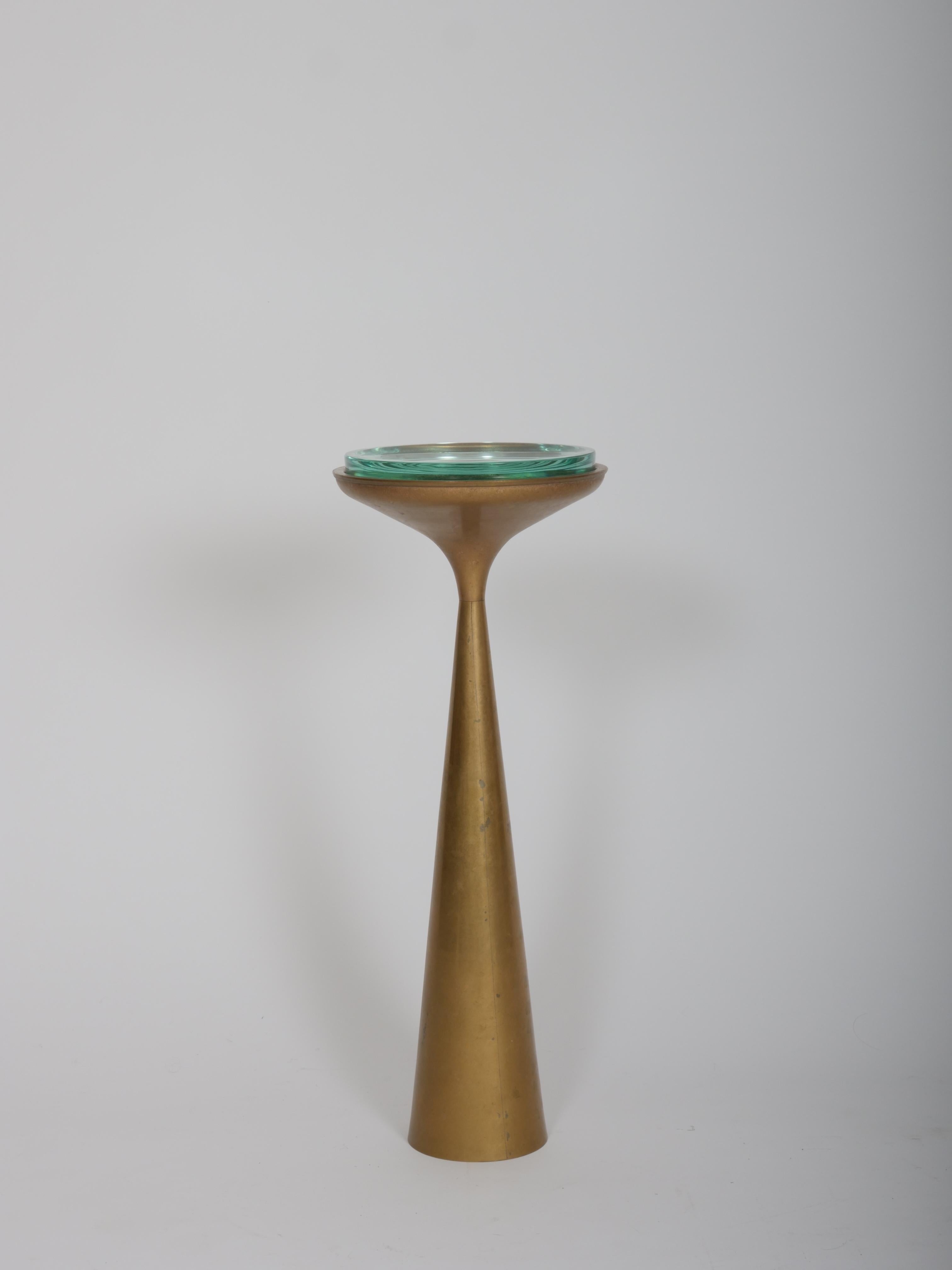 Raro posacenere originale di Max Ingrand per Fontana Arte. 

Ottone e vetro. Conserva l'inserto in vetro originale