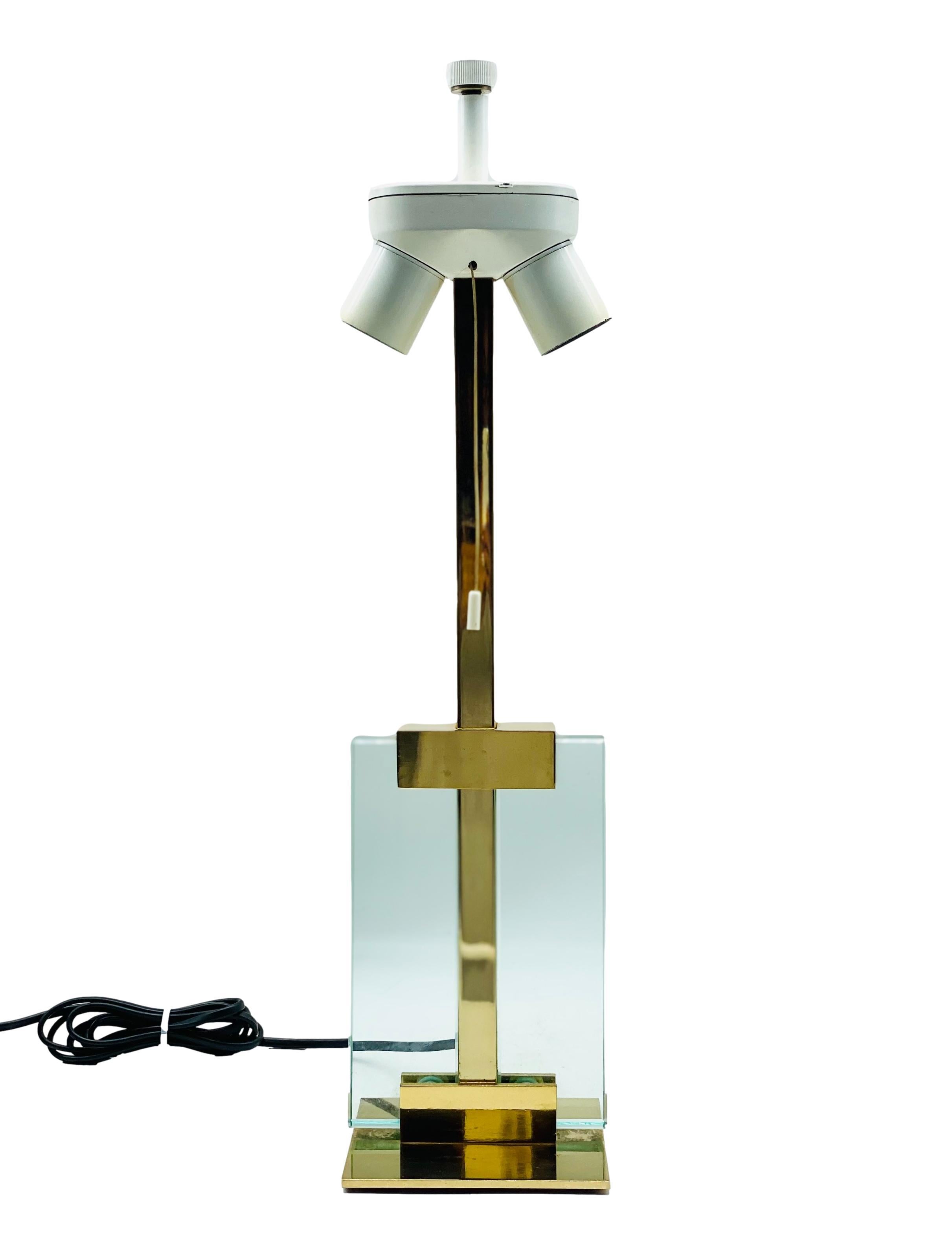 Elegant table lamp, very rare, Italy circa 1970, Murano glass construction, reduced to basic geometric shades, central arm in patinated brass surrounding two sheets of beveled pastel green glass, square brass base. In the style of Fontana Arte.