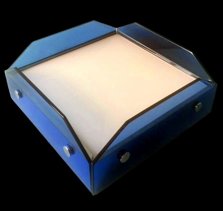 We kindly suggest that you read the entire description, as with it we try to give you detailed technical and historical information to guarantee the authenticity of our objects.
Iconic and cultured ceiling light with a square metal frame and light