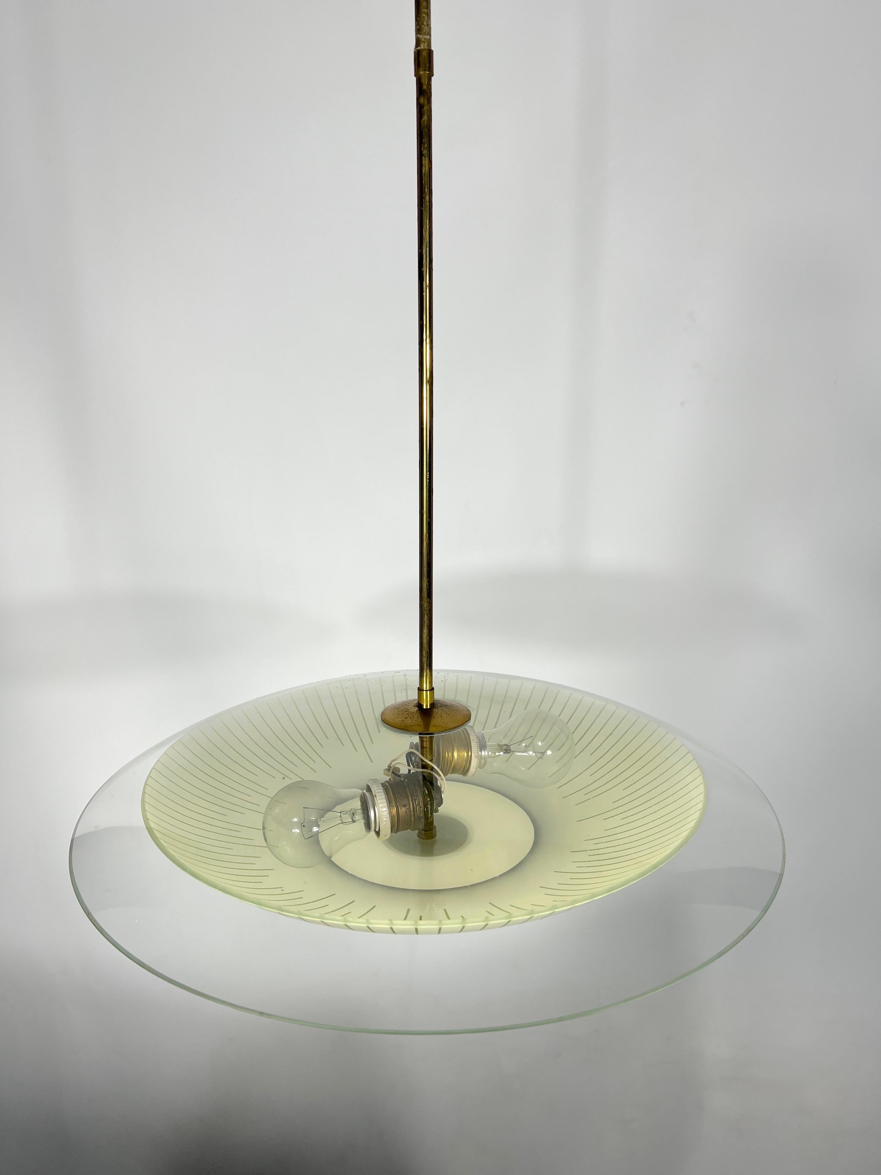 Ottone Lampadario a disco in vetro curvato in stile Fontana Arte, metà secolo, anni '50 in vendita