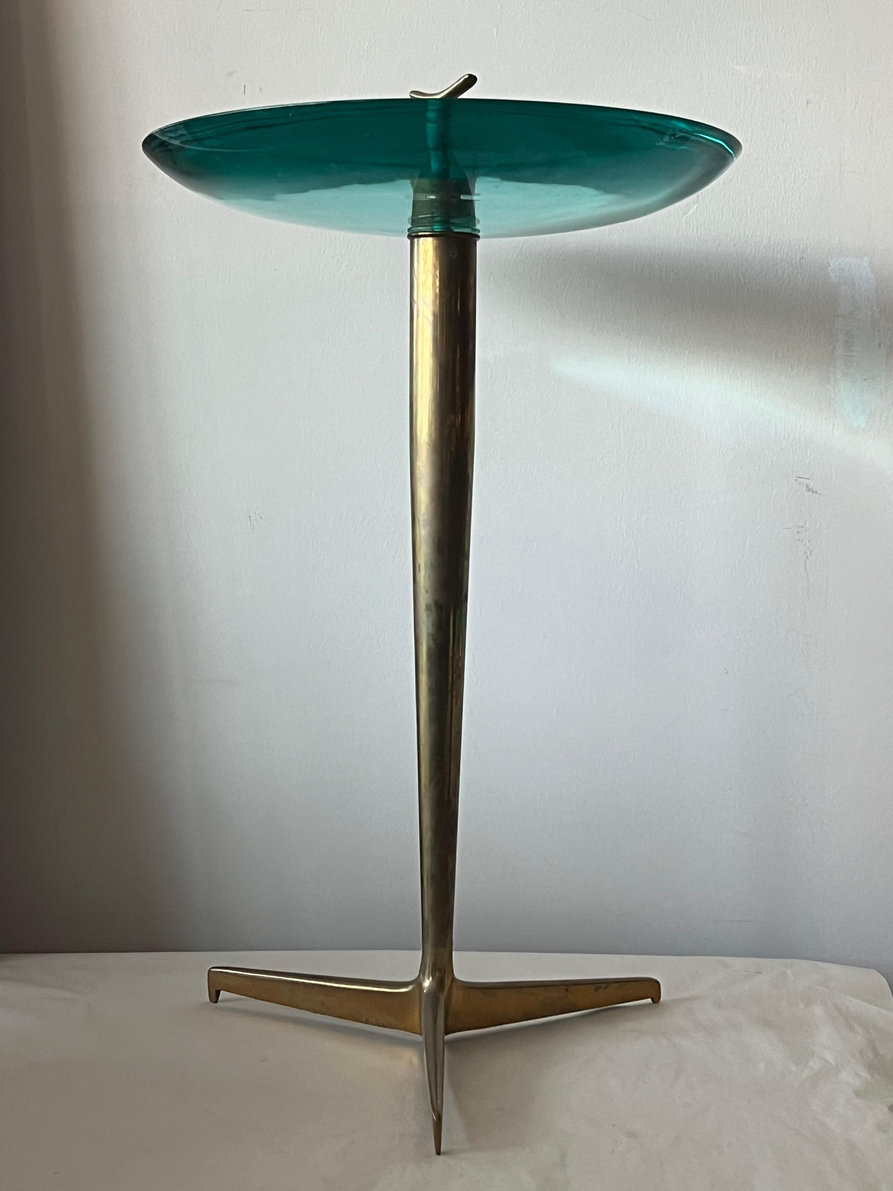 Fontana Arte Style Beistelltisch aus poliertem Stahl  Messing und konkaves Glas (Moderne) im Angebot