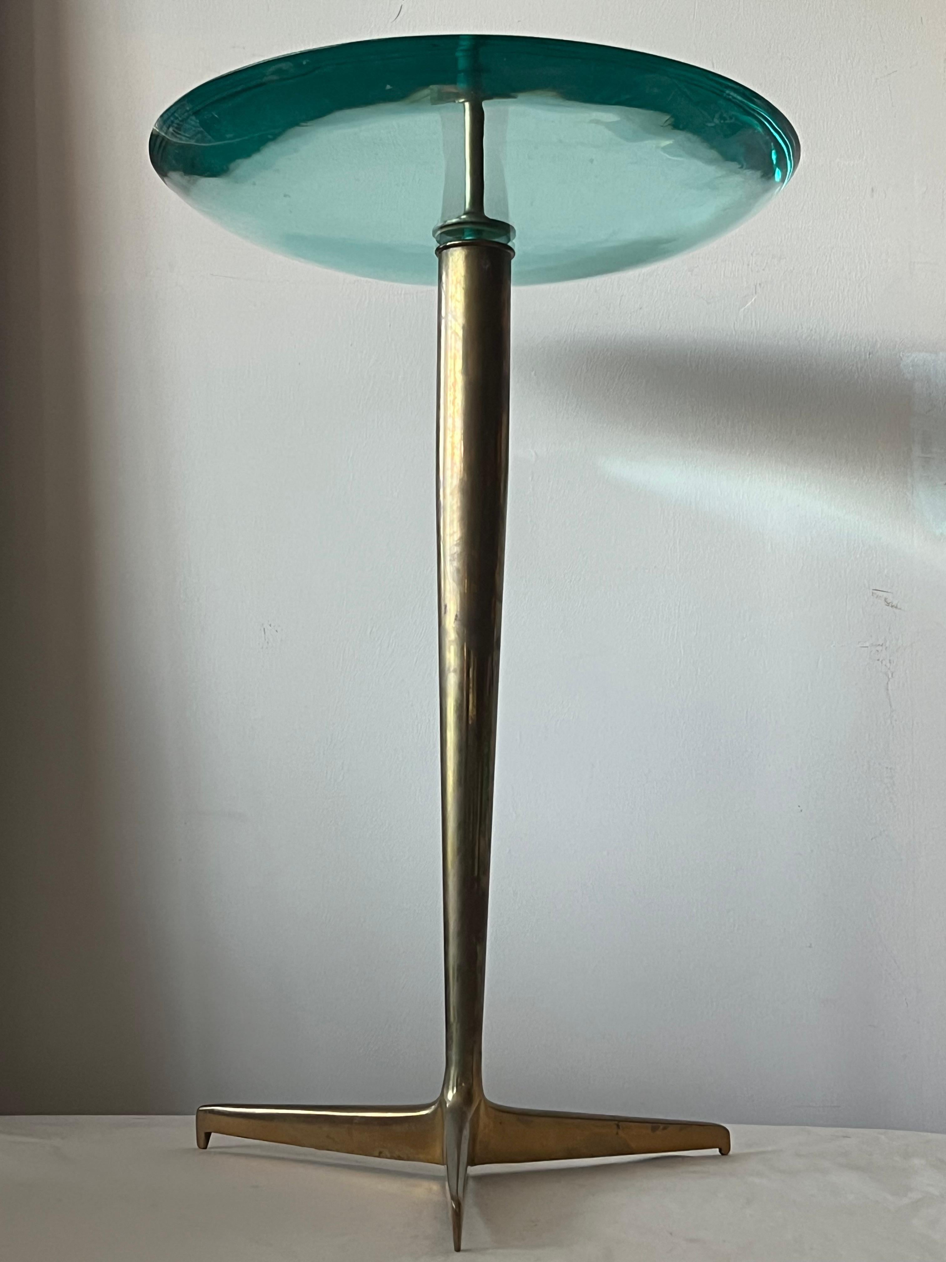 Fontana Arte Style Beistelltisch aus poliertem Stahl  Messing und konkaves Glas (Italienisch) im Angebot