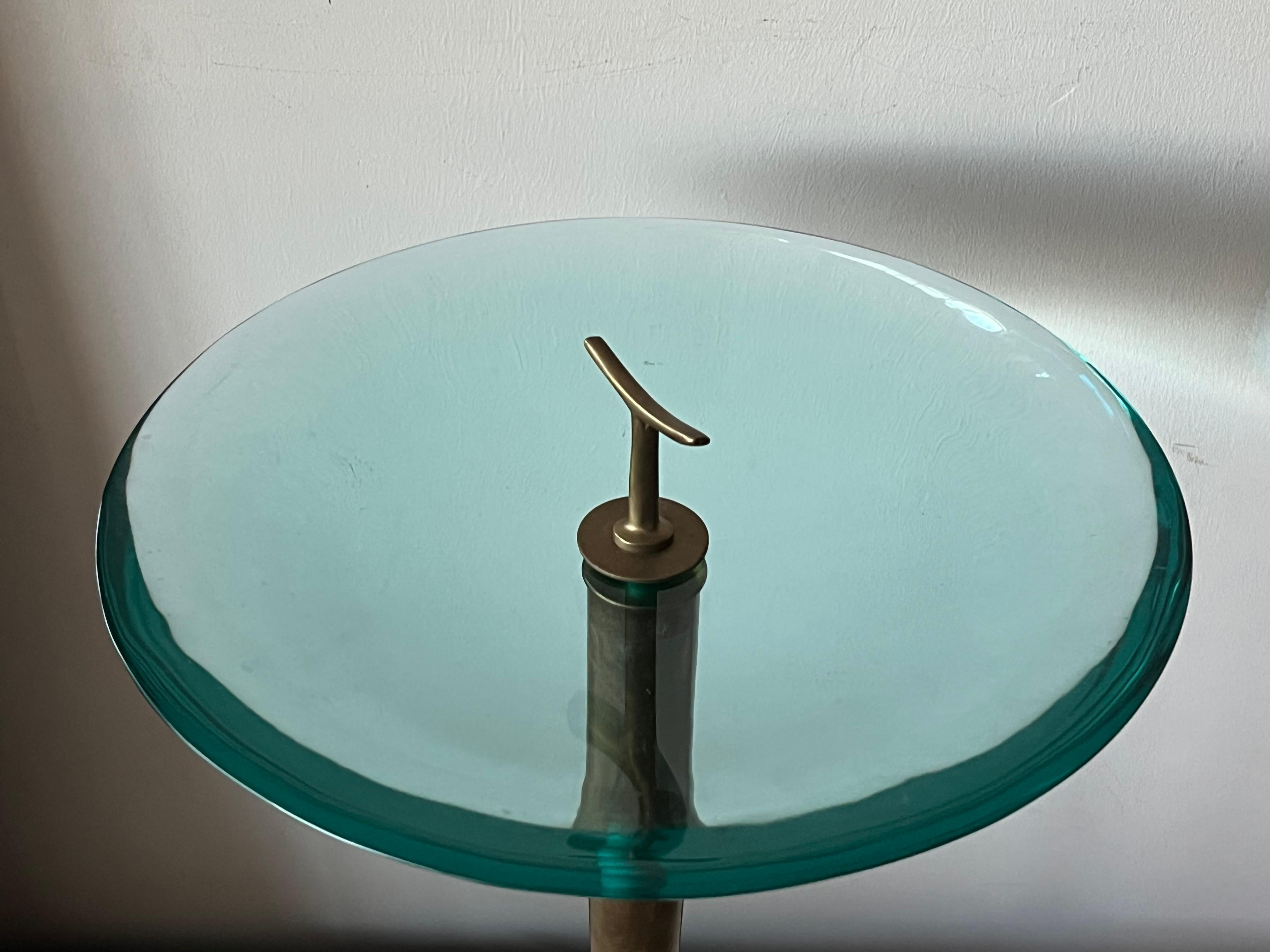 Fontana Arte Style Beistelltisch aus poliertem Stahl  Messing und konkaves Glas im Zustand „Gut“ im Angebot in St.Petersburg, FL