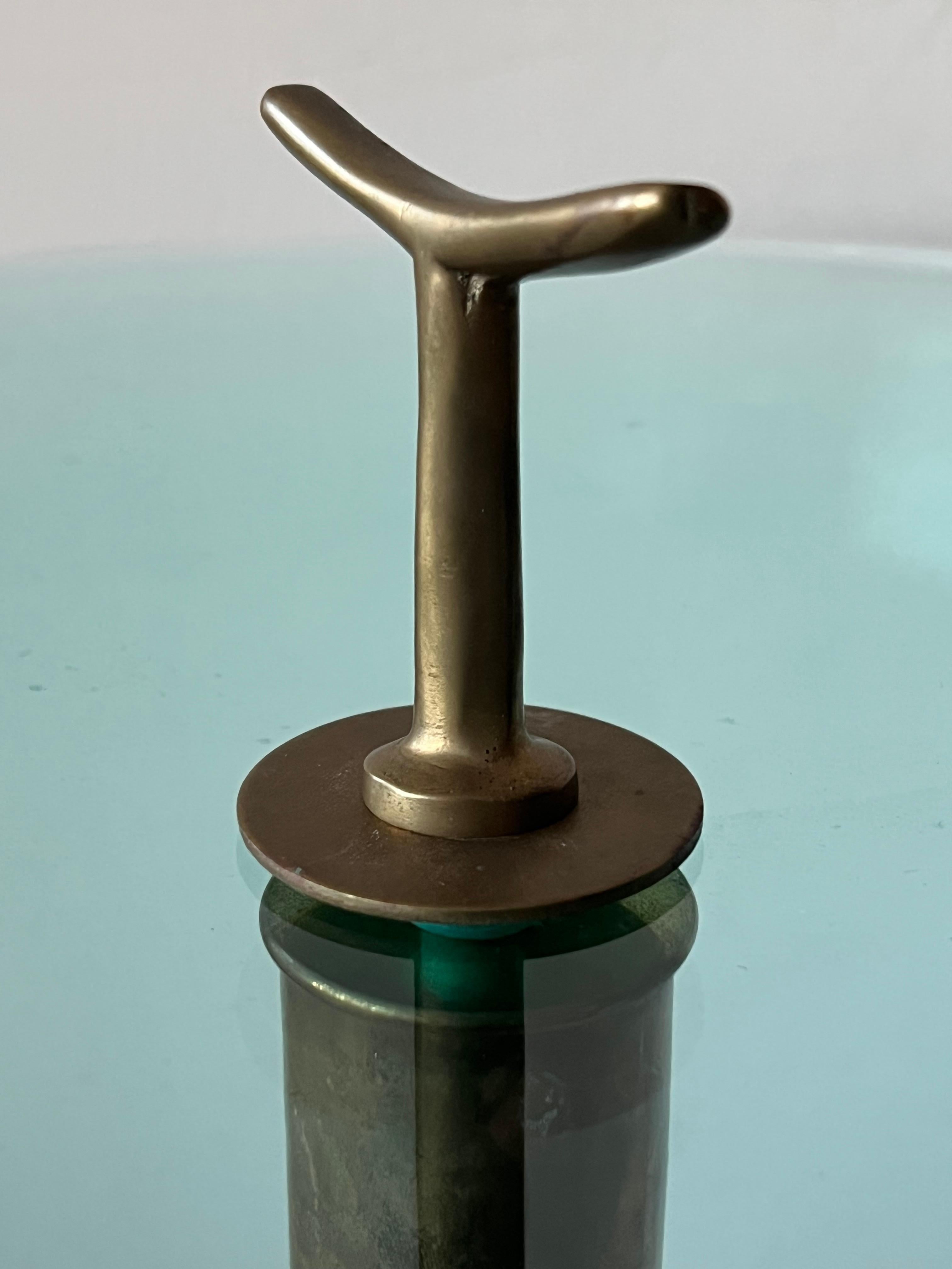 Fontana Arte Style Beistelltisch aus poliertem Stahl  Messing und konkaves Glas (Ende des 20. Jahrhunderts) im Angebot