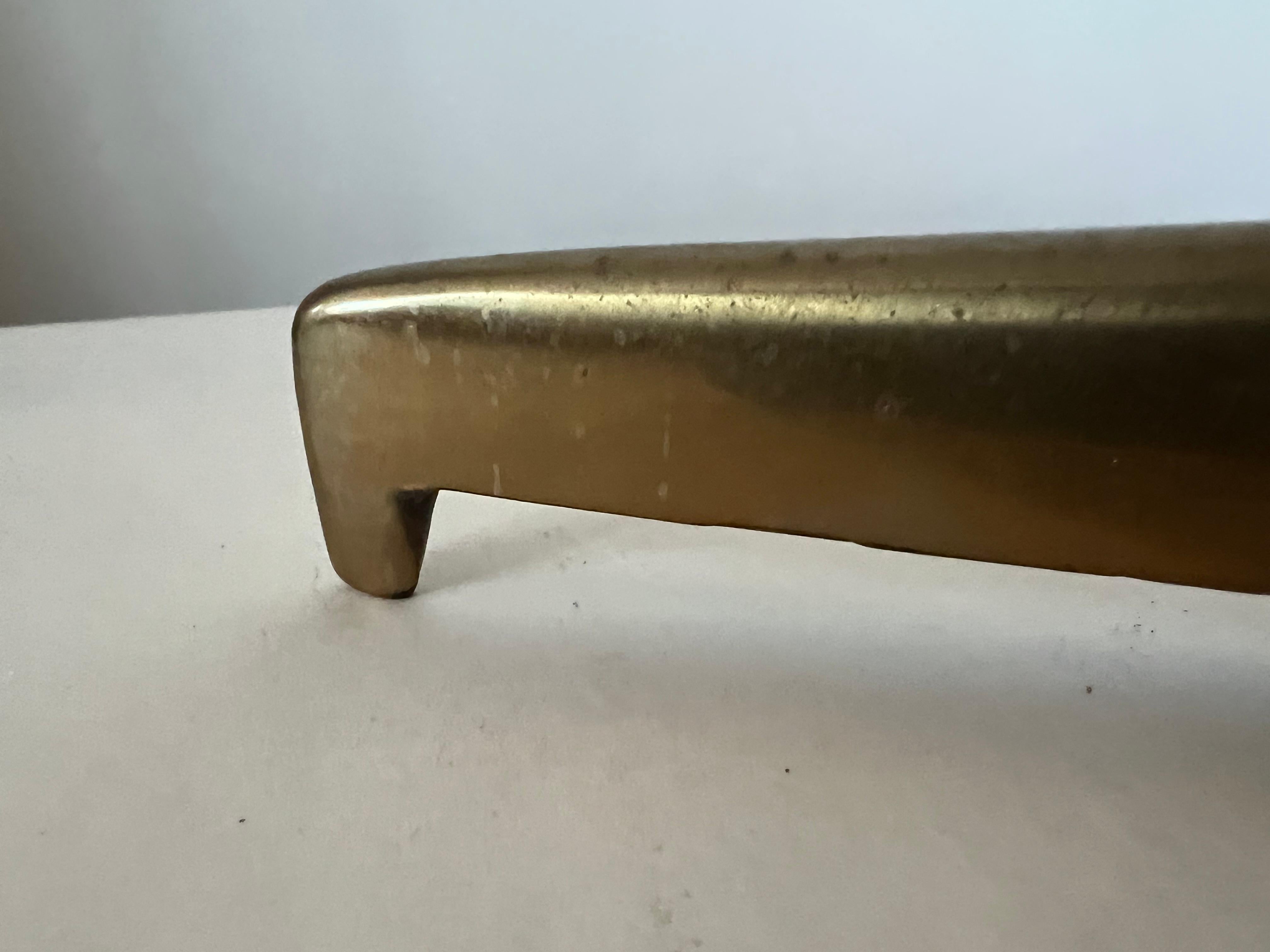 Fontana Arte Style Beistelltisch aus poliertem Stahl  Messing und konkaves Glas im Angebot 1