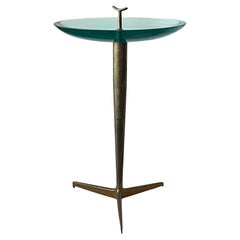Mesa auxiliar estilo Fontana Arte pulida  Latón y cristal cóncavo
