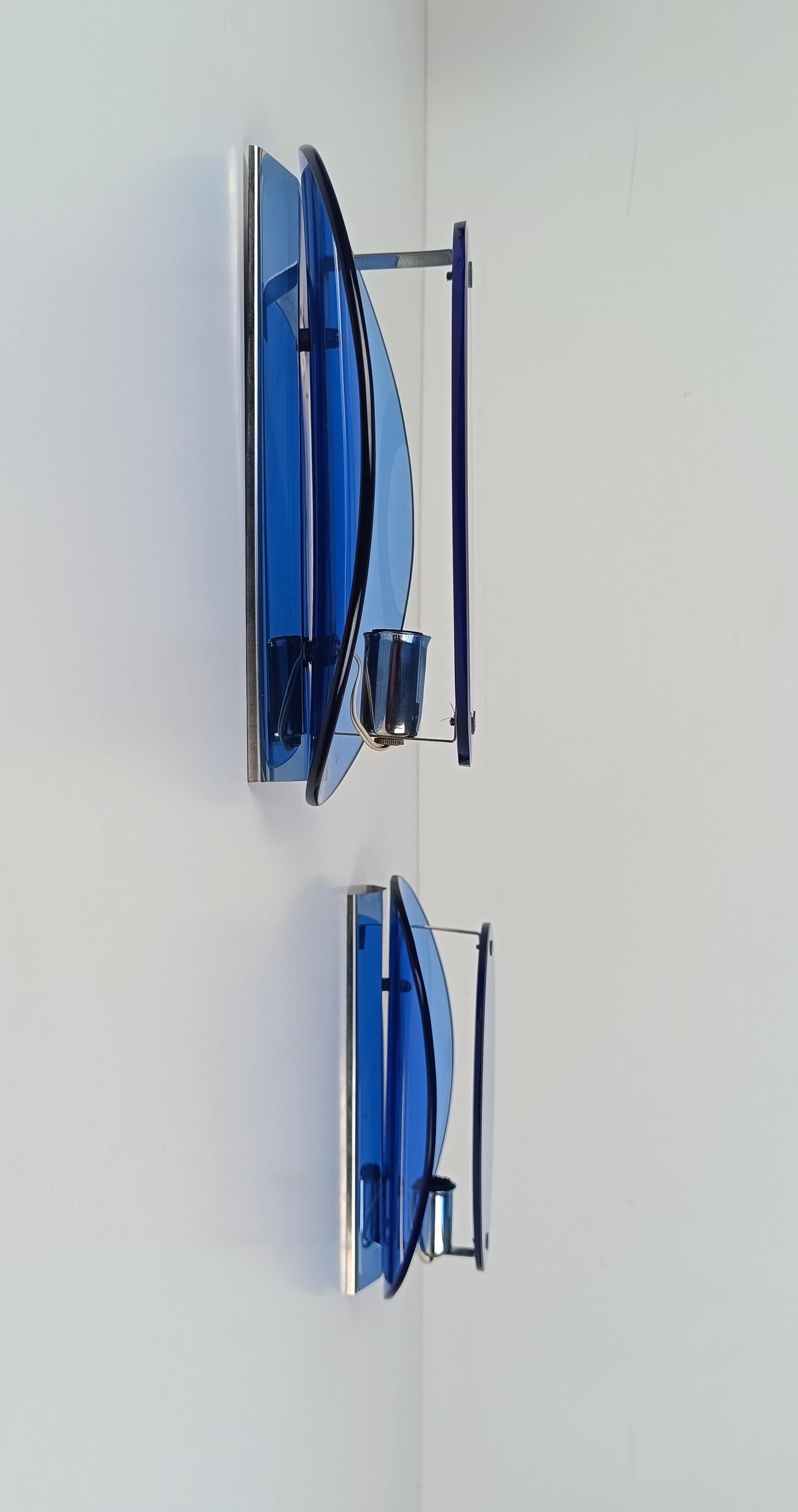 Mid-Century Modern Fontana Arte Style Pair of Sconces in Blue Curved Glass and Chrome, Italy 70s For Sale