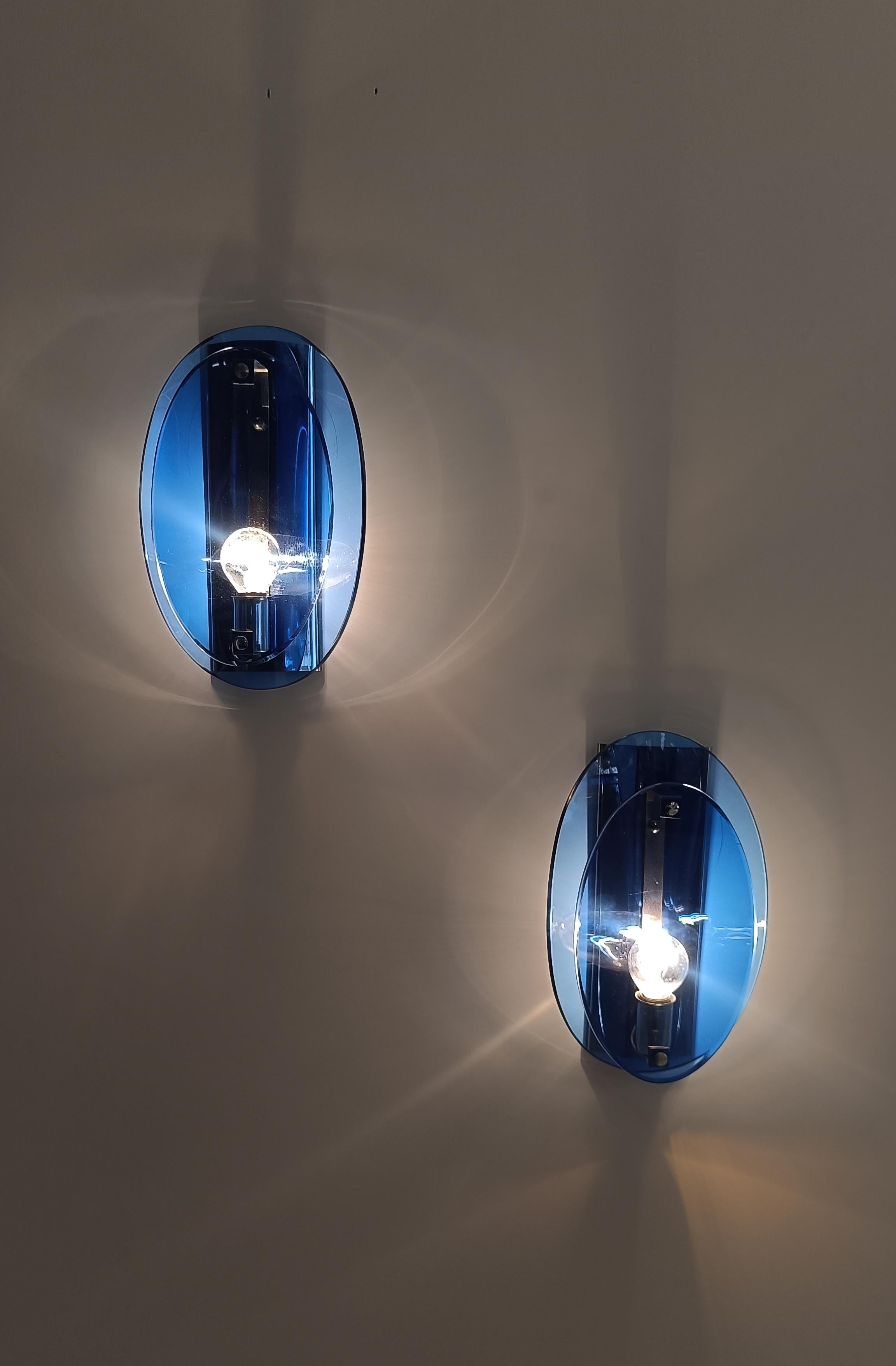 Fontana Arte Style Pair of Sconces in Blue Curved Glass and Chrome, Italy 70s In Good Condition For Sale In Roma, IT