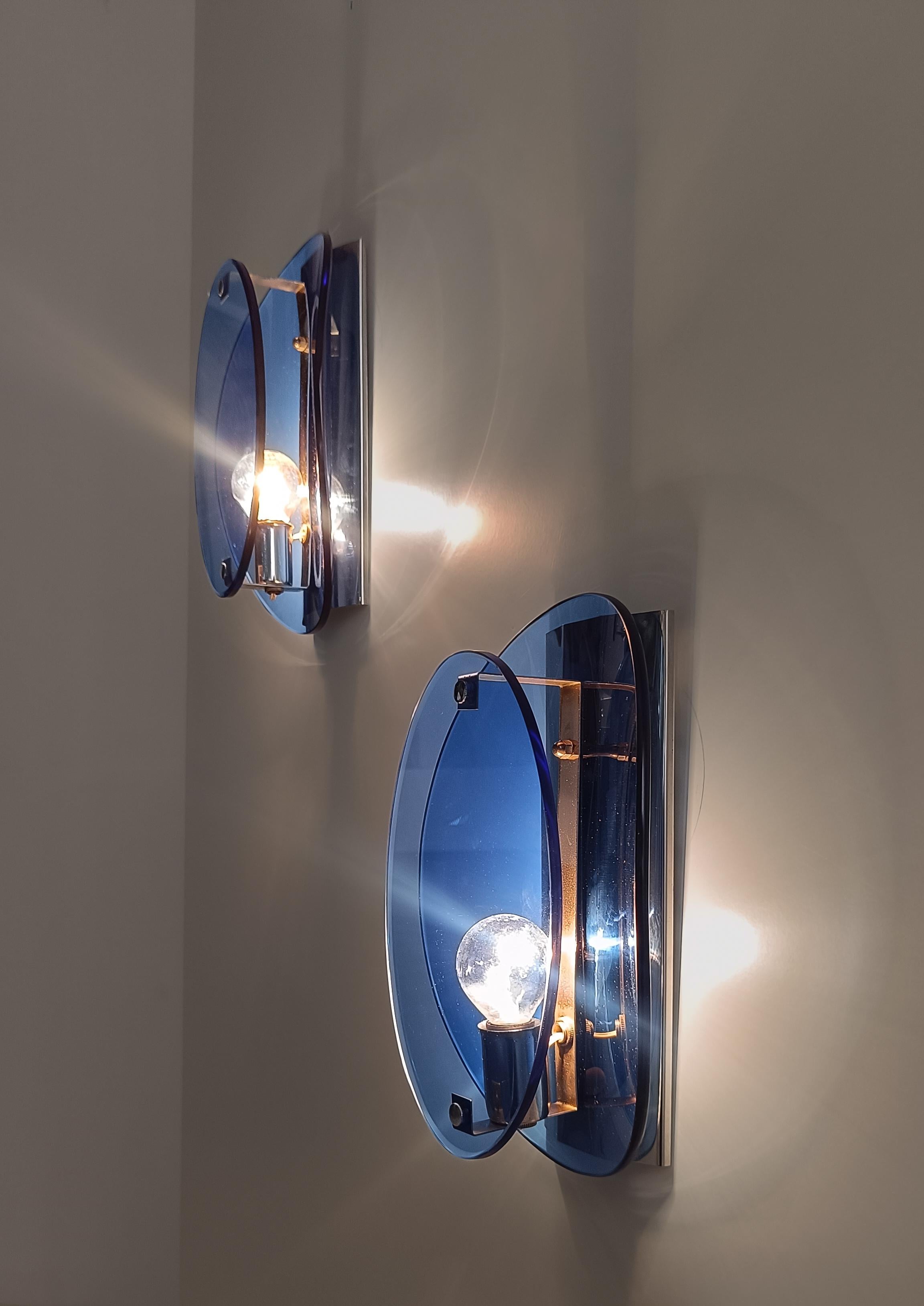 20th Century Fontana Arte Style Pair of Sconces in Blue Curved Glass and Chrome, Italy 70s For Sale