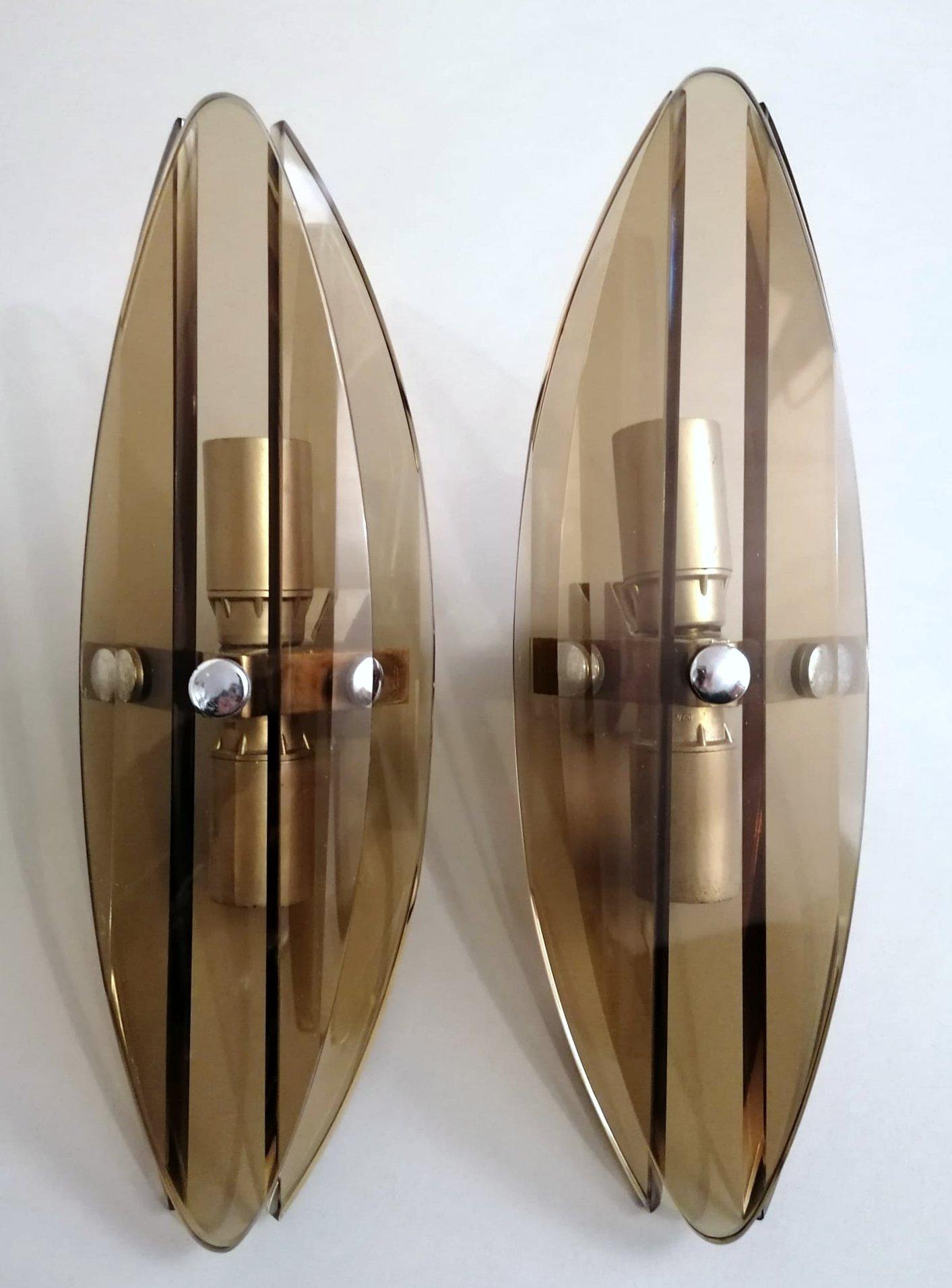 We kindly suggest you read the whole description, because with it we try to give you detailed technical and historical information to guarantee the authenticity of our objects.
Particular pair of vintage Italian wall sconces; the sturdy structure