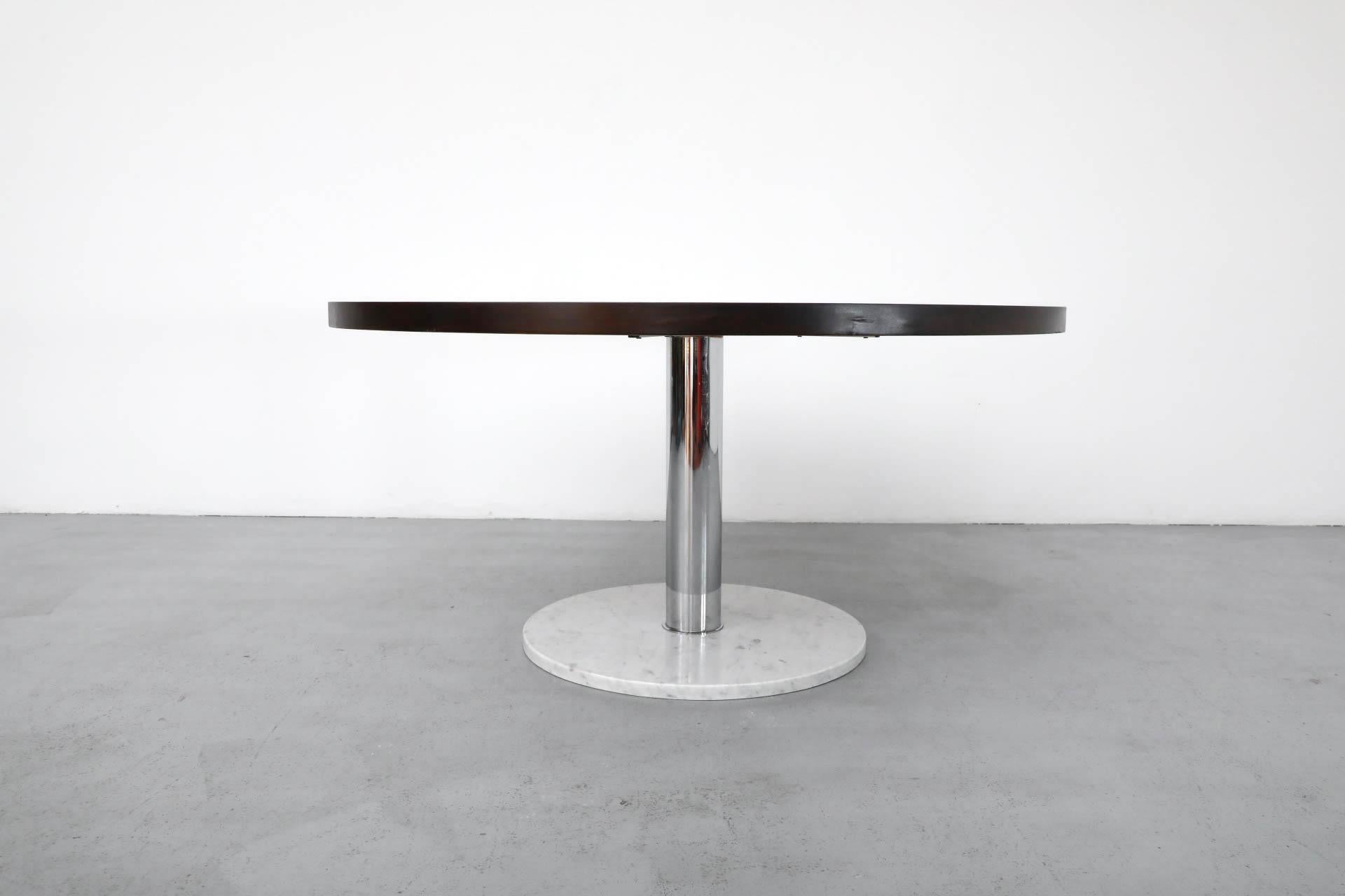 Mesa de Pedestal Estilo Fontana Arte con Tablero de Madera Sunburst y Base de Cromo y Mármol finales del siglo XX en venta