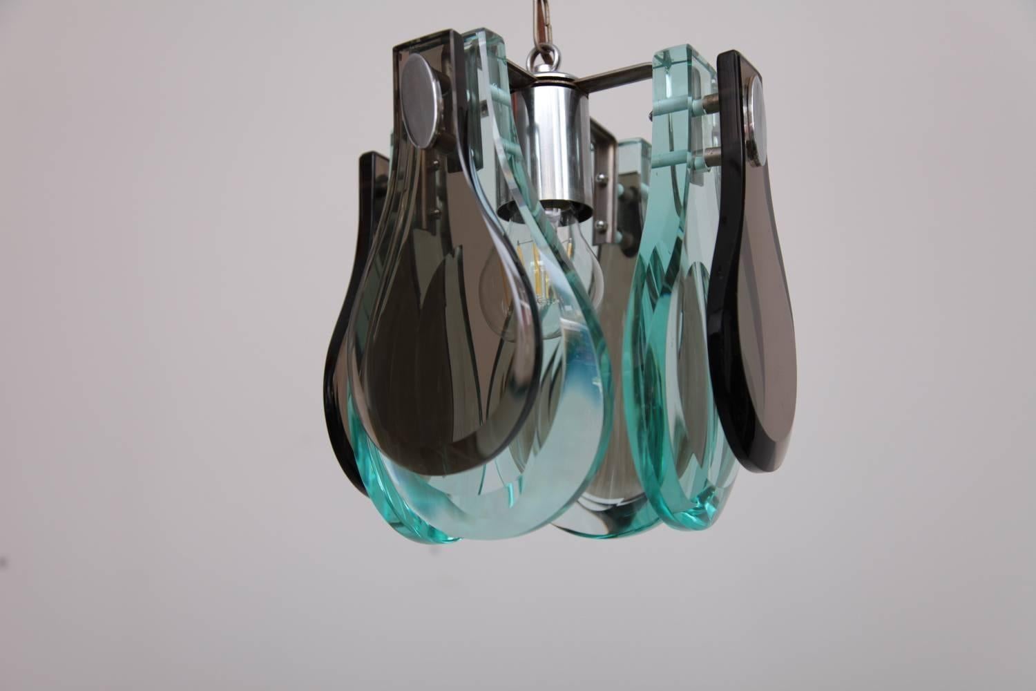 High quality Fontana Arte style pendant lamp with eight heavy and thick glass pieces in brown and clear. One E27.
To be on the safe side, the lamp should be checked locally by a specialist concerning local requirements.

