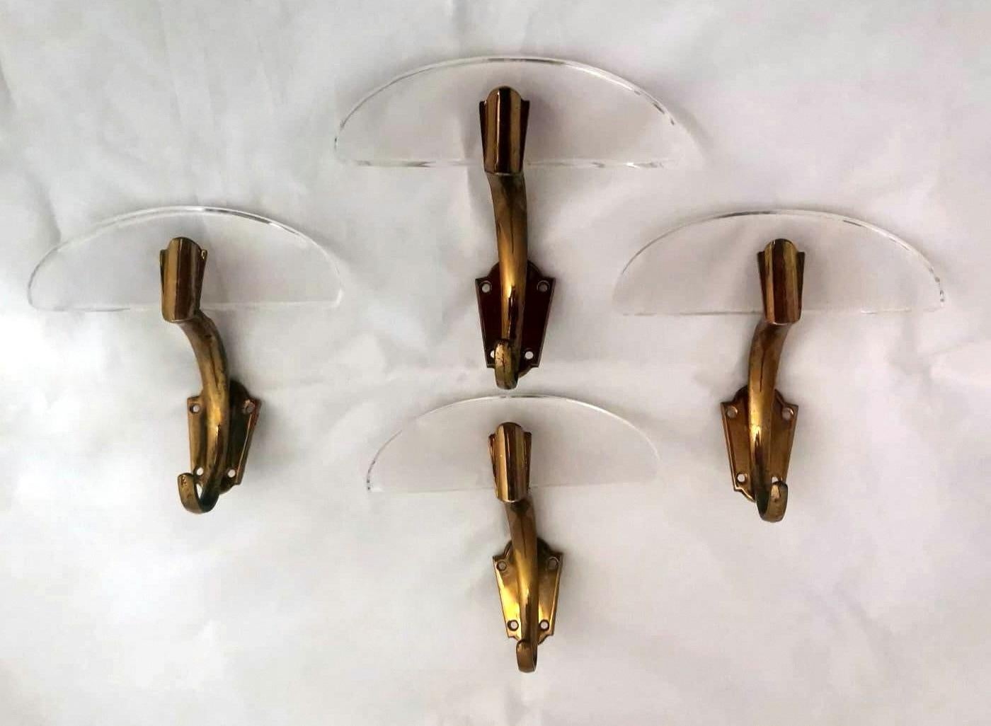 We kindly suggest you read the whole description, because with it we try to give you detailed technical and historical information to guarantee the authenticity of our objects.
Vintage set consisting of four Italian coat-hangers; they are