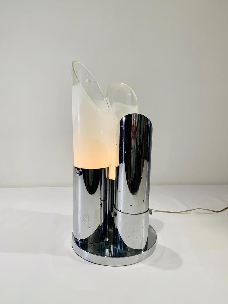 Incroyable lampe de table de style Fontana Arte en verre blanc et métal circa 1950.