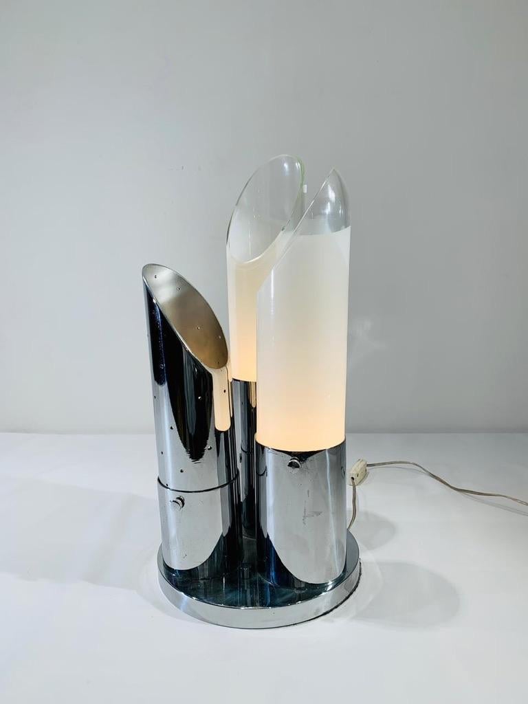 Mid-Century Modern Fontana Arte style table lamp in white glass and metal circa 1950 For Sale
