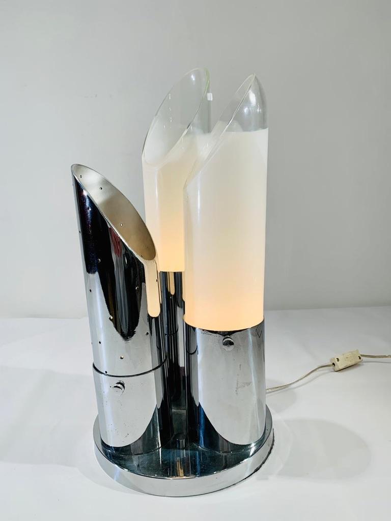 Other Fontana Arte style table lamp in white glass and metal circa 1950 For Sale