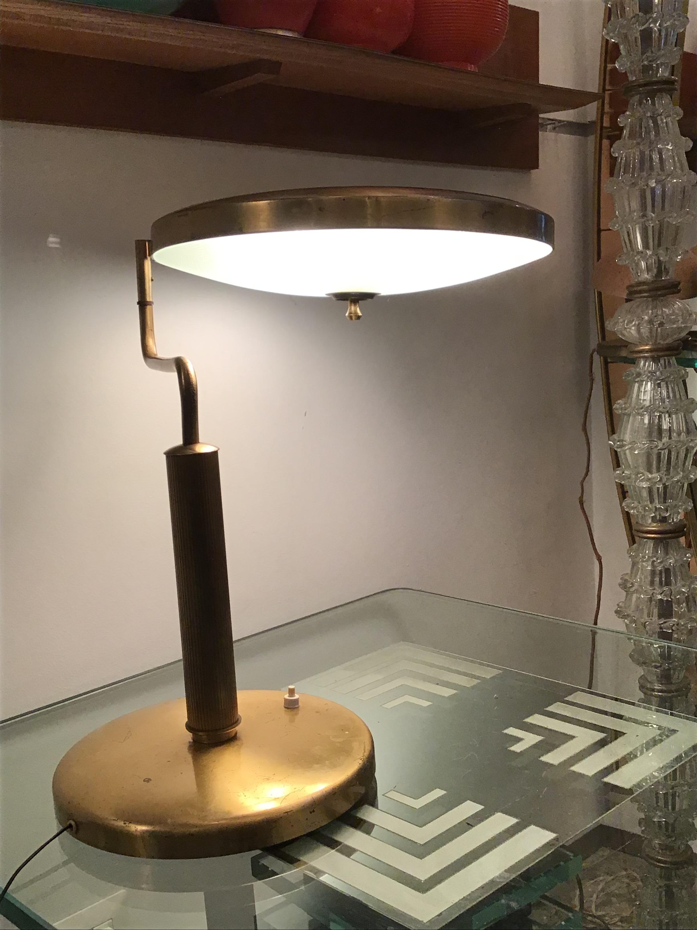 Lampada da tavolo Fontana Arte in vetro e ottone, 1950, Italia.