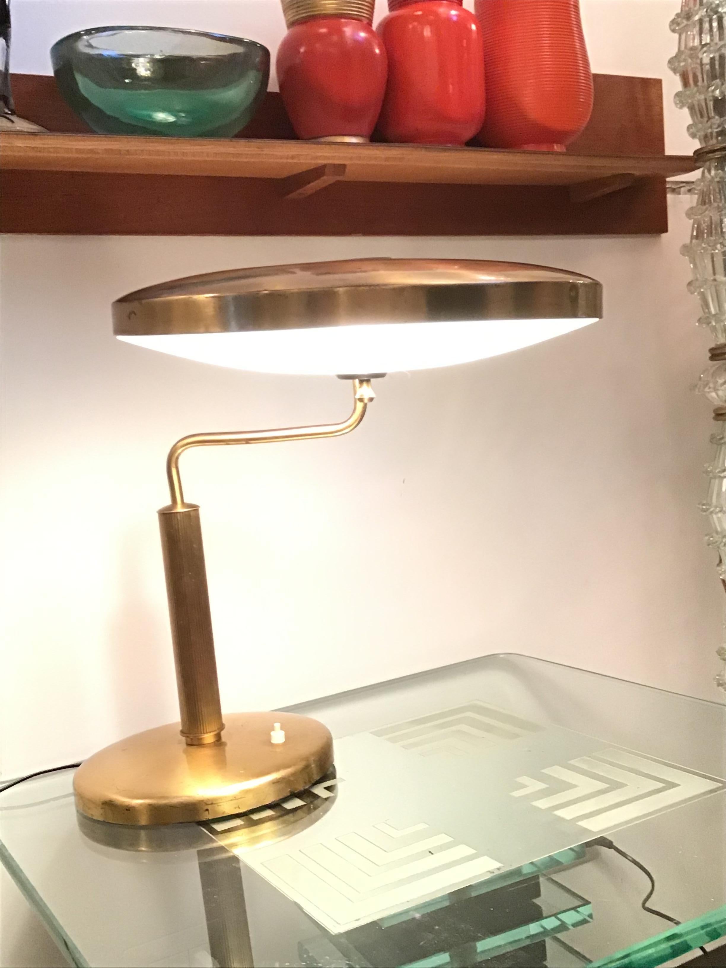 Tischlampe aus Messingglas von Fontana Arte, 1950, Italien im Zustand „Gut“ im Angebot in Milano, IT