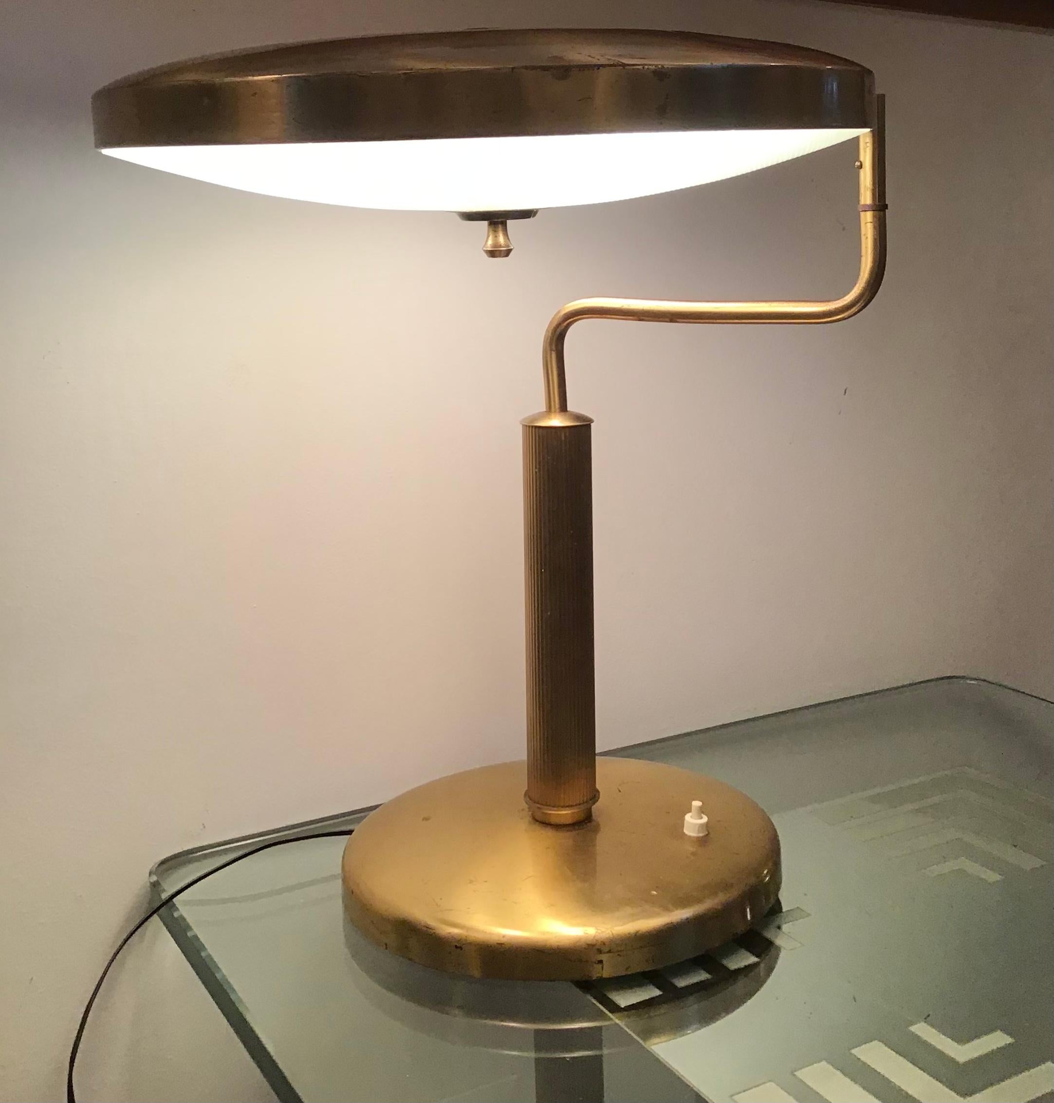 Metà XX secolo Fontana Arte Lampada da tavolo in ottone e vetro, 1950, Italia in vendita