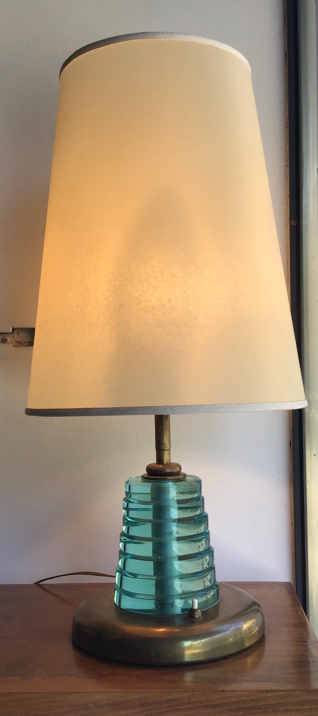Tischlampe Fontana Arte aus Messing und Glas mit Pergamena, 1950, Italien (Mitte des 20. Jahrhunderts) im Angebot