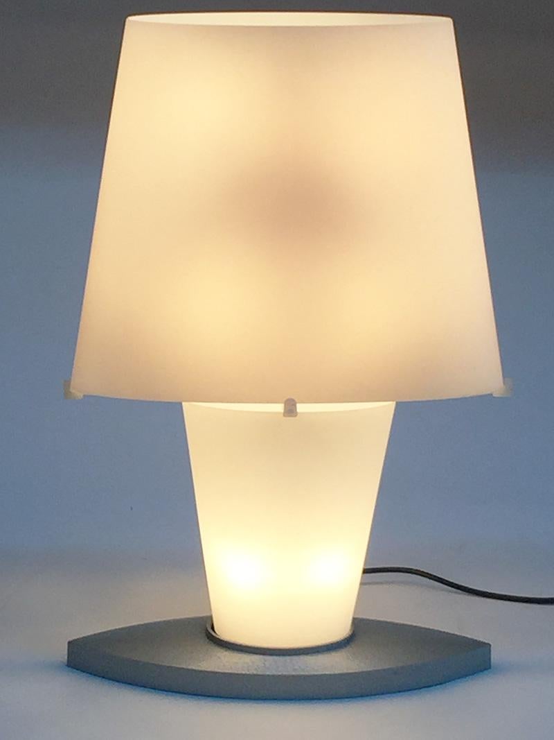 Lampe de table par Daniela Puppa pour Fontana Arte, Italie 1994

La lampe est conçue en 1994, numéro de modèle 3064
Elle est fabriquée en verre blanc dépoli avec une teinte de rose dans l'ombre et est à double commutation.
La partie supérieure et la