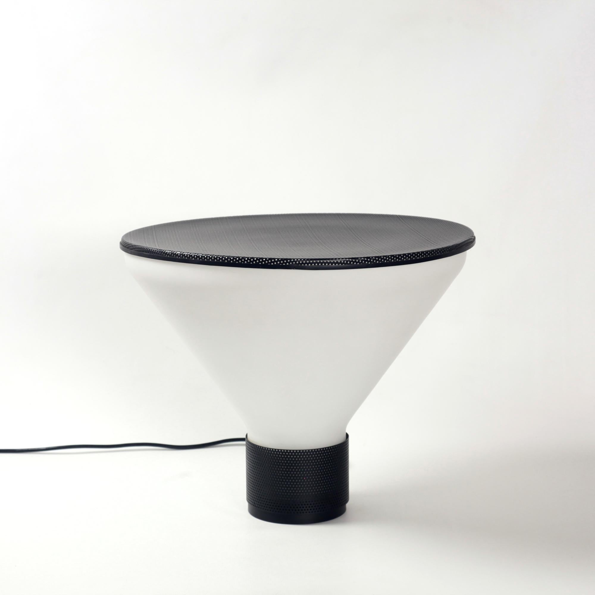 Superbe lampe de table modèle 2657 nommée Figura conçue par Gregotti Associati dans les années 1980 pour Fontana Arte Italie.
Grandes dimensions pour cette lampe dotée d'un abat-jour en verre opalin laiteux et d'un plateau et d'une base en métal