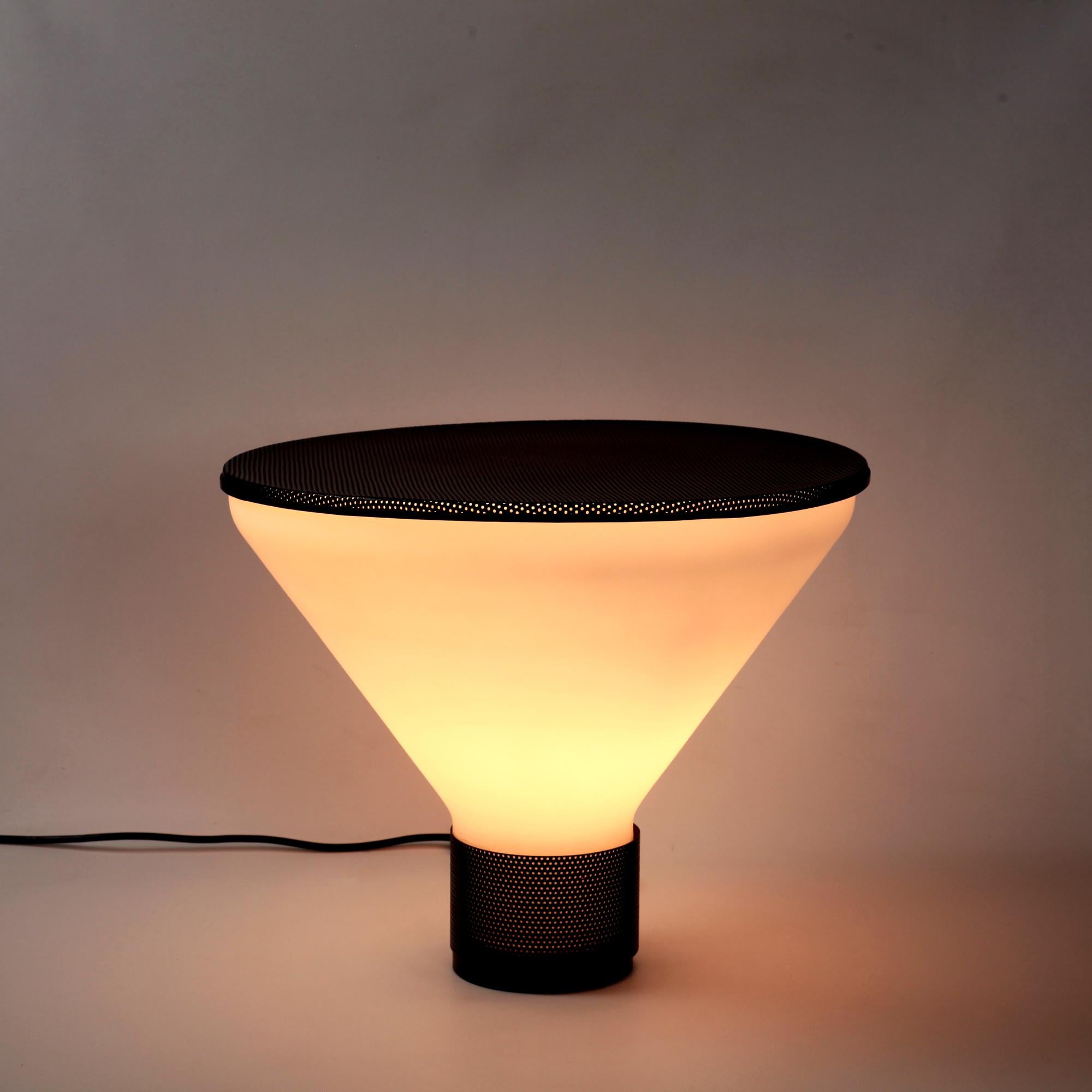Mid-Century Modern Lampe de table Fontana Arte Model No 2657 Figura Design Gregotti Associati Italy 1980s en vente