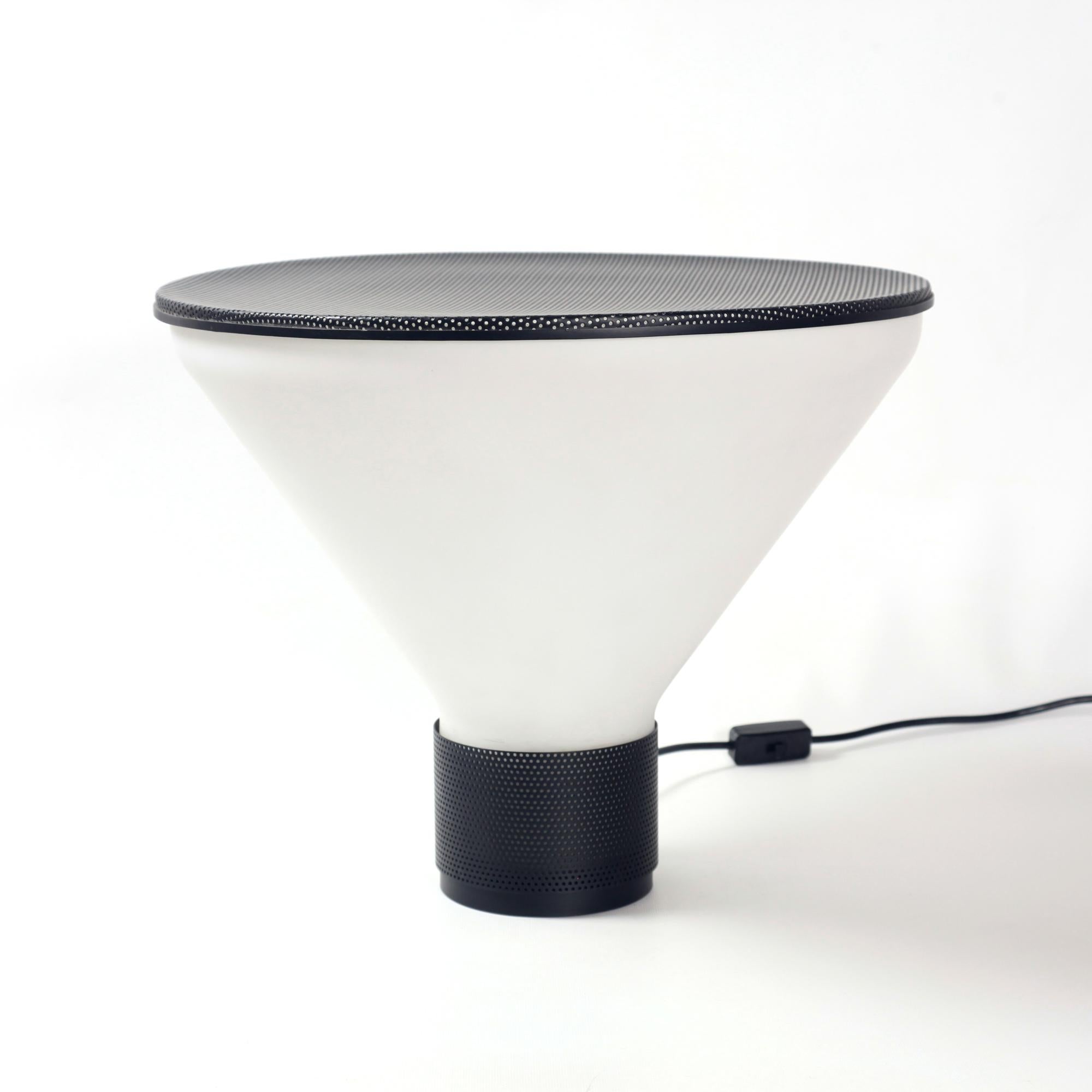 italien Lampe de table Fontana Arte Model No 2657 Figura Design Gregotti Associati Italy 1980s en vente