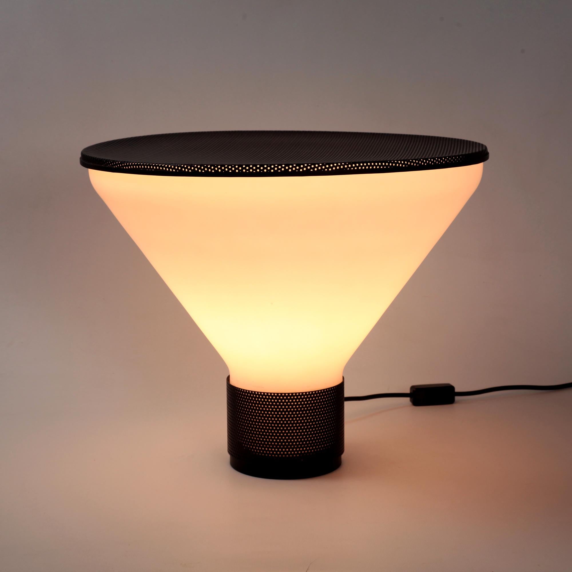 Laqué Lampe de table Fontana Arte Model No 2657 Figura Design Gregotti Associati Italy 1980s en vente