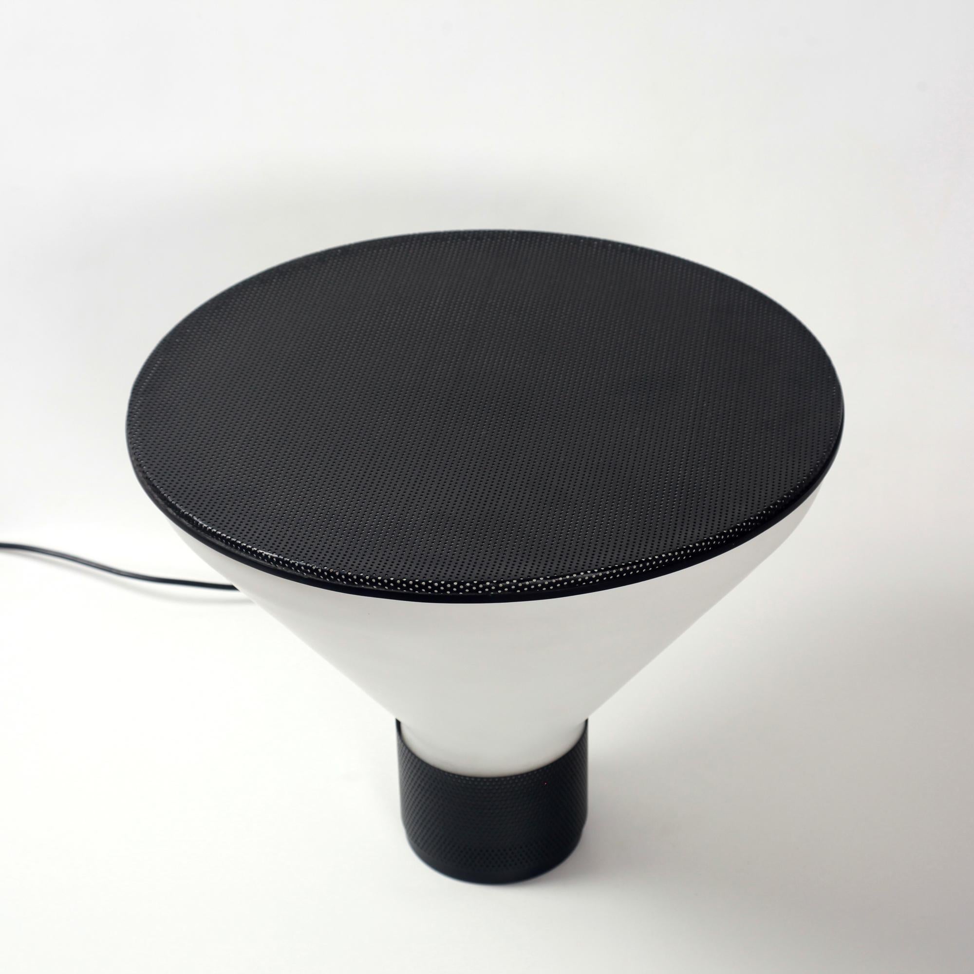 Lampe de table Fontana Arte Model No 2657 Figura Design Gregotti Associati Italy 1980s Bon état - En vente à Saint  Ouen, FR