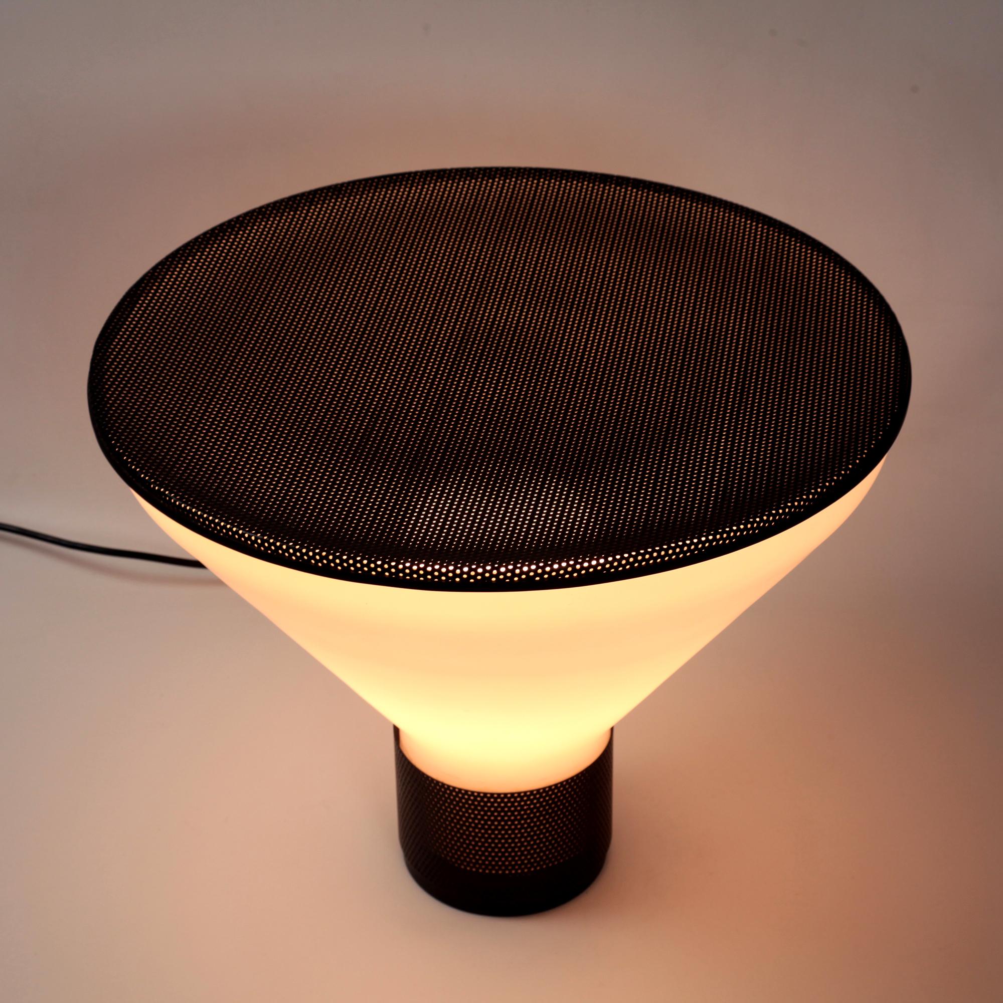 Fin du 20e siècle Lampe de table Fontana Arte Model No 2657 Figura Design Gregotti Associati Italy 1980s en vente